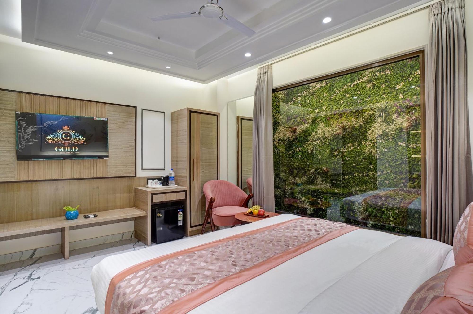 Newly Built Gold The Royal With Rooftop Restaurant - 2mins Walk From Rail Station & 5mins From Connaught Place Hotel