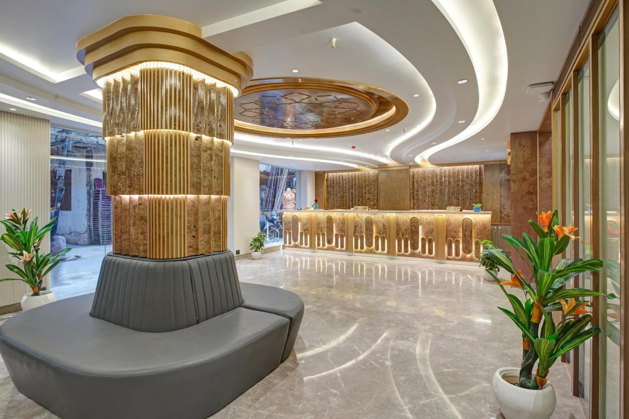 Hotel Newly Built Gold The Royal With Rooftop Restaurant - 2mins Walk From Rail Station & 5mins From Connaught Place 4*
