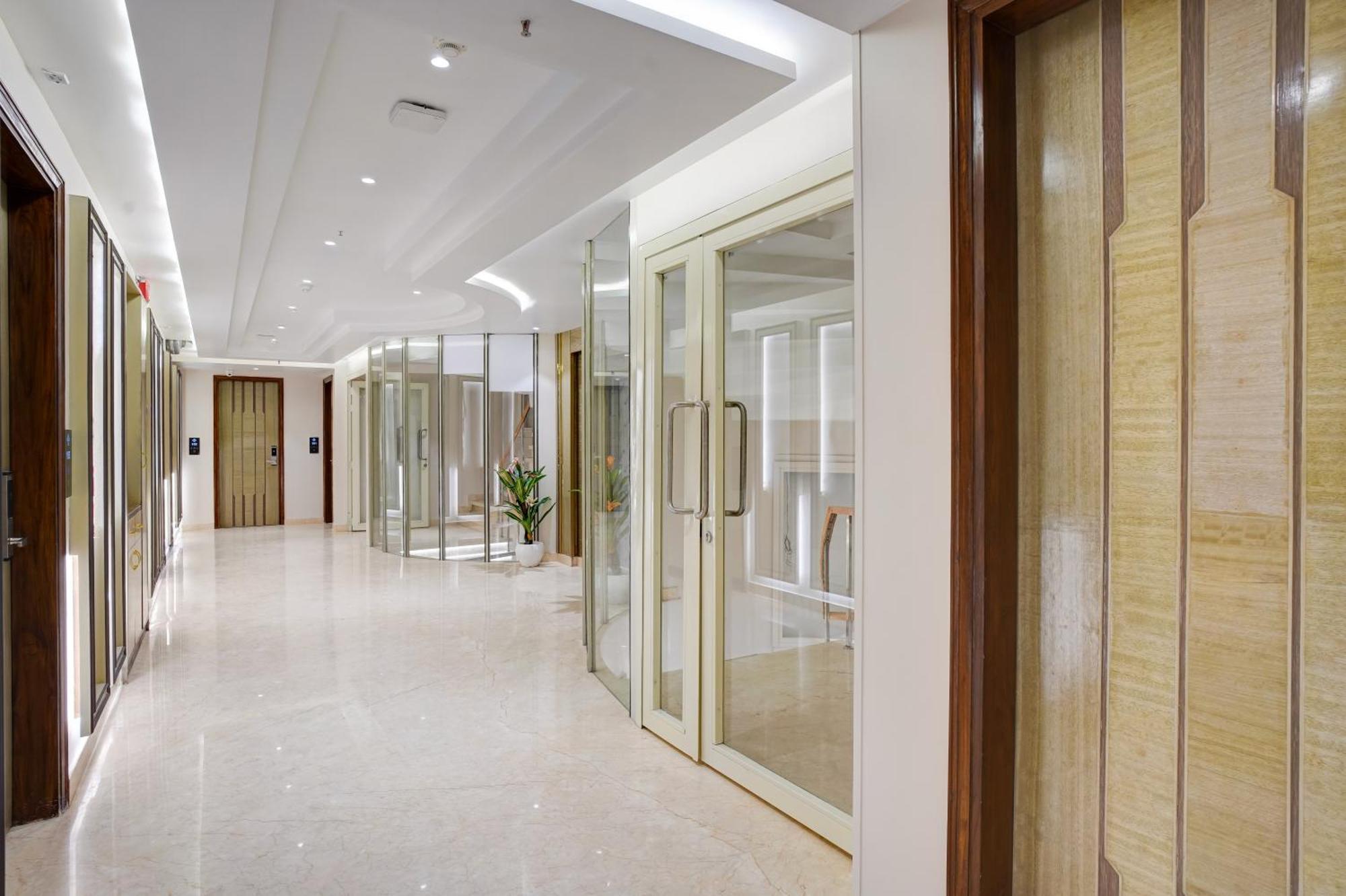 Newly Built Gold The Royal With Rooftop Restaurant - 2mins Walk From Rail Station & 5mins From Connaught Place New Delhi