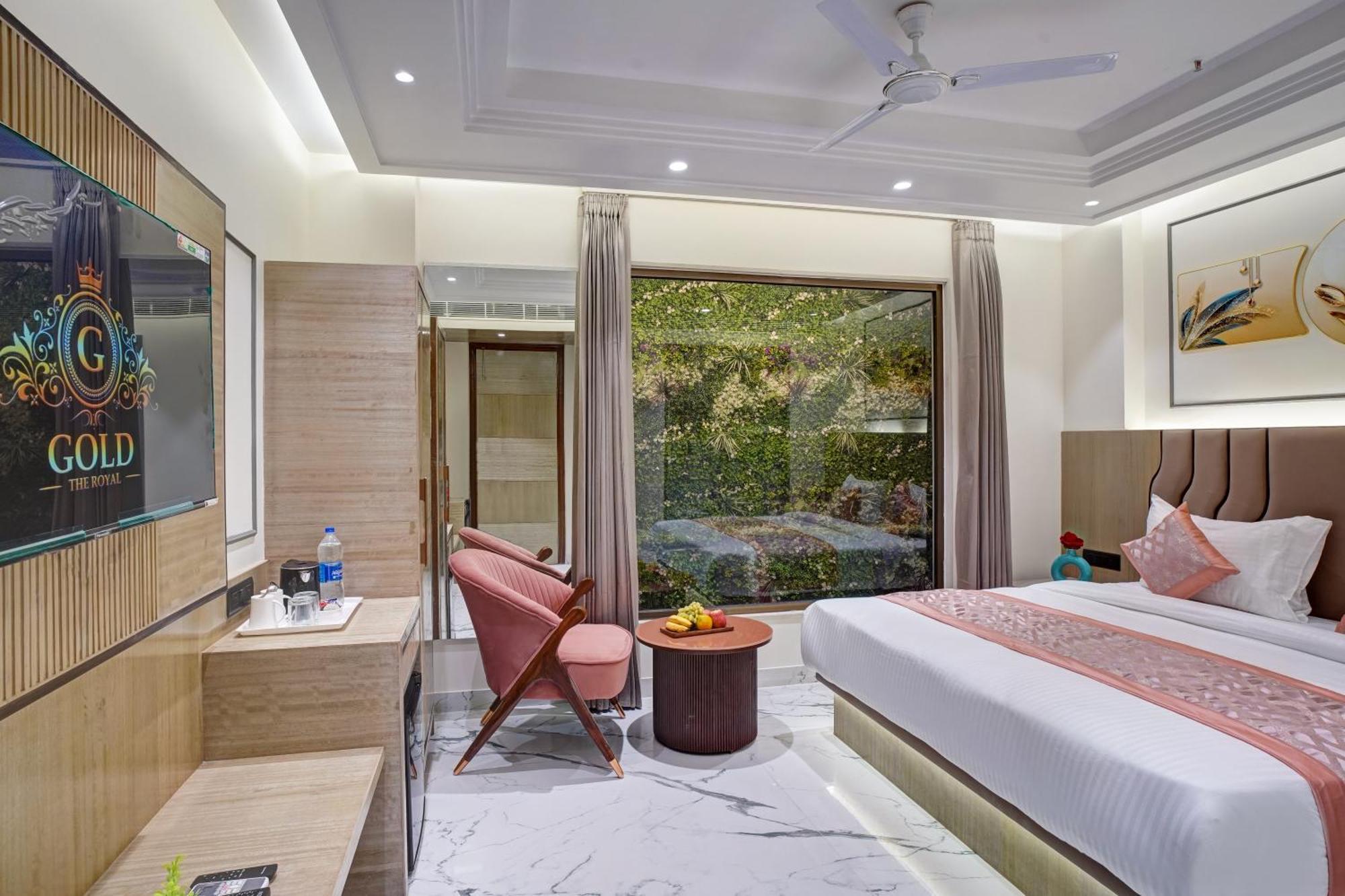 Newly Built Gold The Royal With Rooftop Restaurant - 2mins Walk From Rail Station & 5mins From Connaught Place