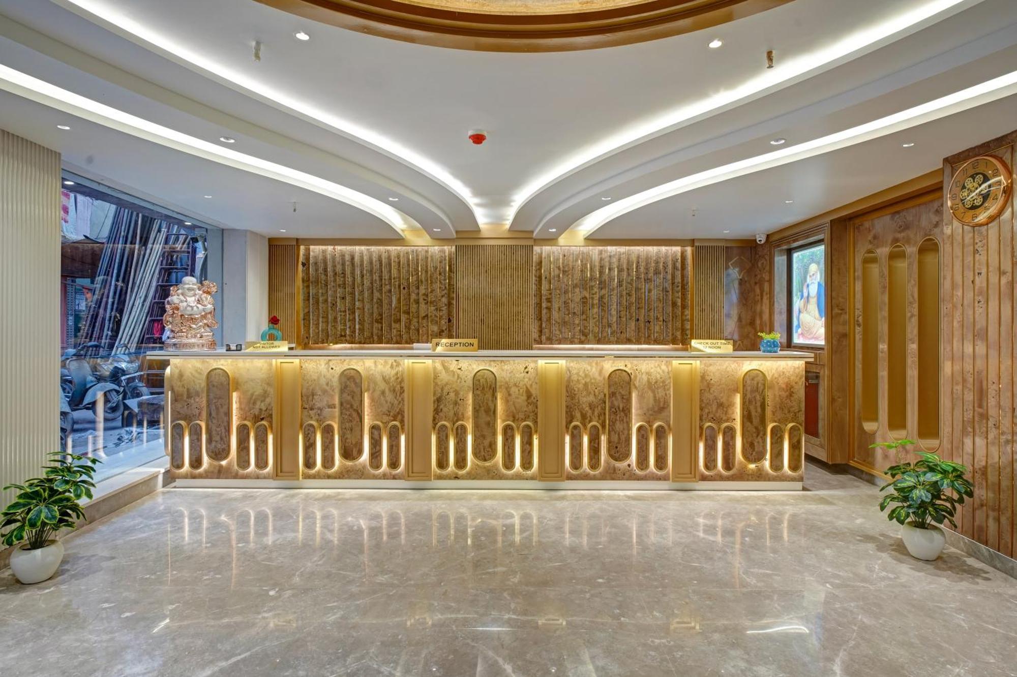 Hotel Newly Built Gold The Royal With Rooftop Restaurant - 2mins Walk From Rail Station & 5mins From Connaught Place