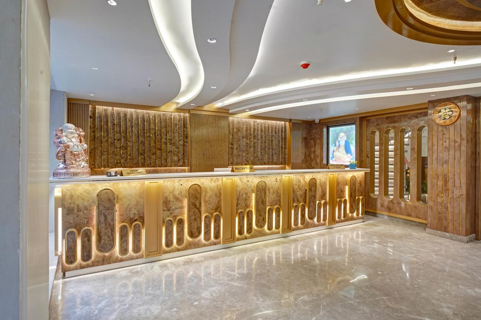 Newly Built Gold The Royal With Rooftop Restaurant - 2mins Walk From Rail Station & 5mins From Connaught Place Hotel New Delhi