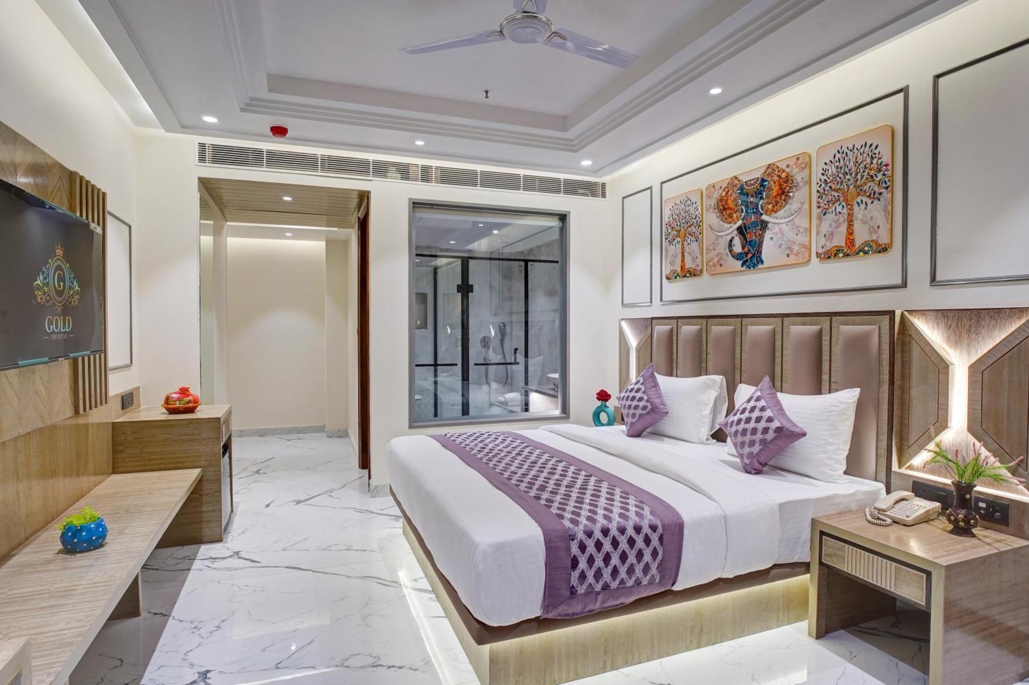 Hotel Newly Built Gold The Royal With Rooftop Restaurant - 2mins Walk From Rail Station & 5mins From Connaught Place