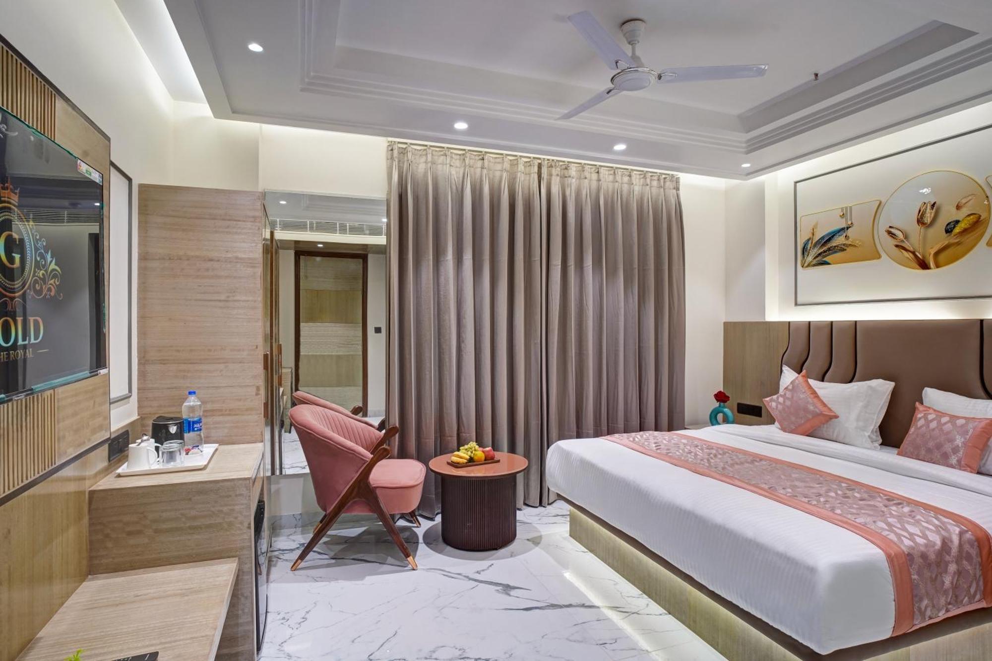 Hotel Newly Built Gold The Royal With Rooftop Restaurant - 2mins Walk From Rail Station & 5mins From Connaught Place New Delhi