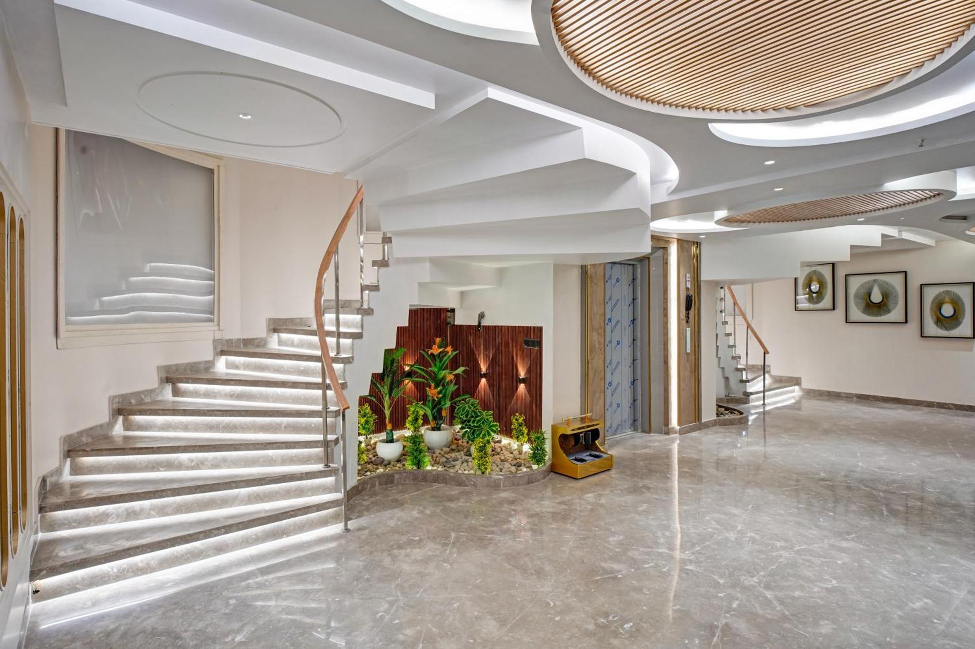 Newly Built Gold The Royal With Rooftop Restaurant - 2mins Walk From Rail Station & 5mins From Connaught Place 4* New Delhi