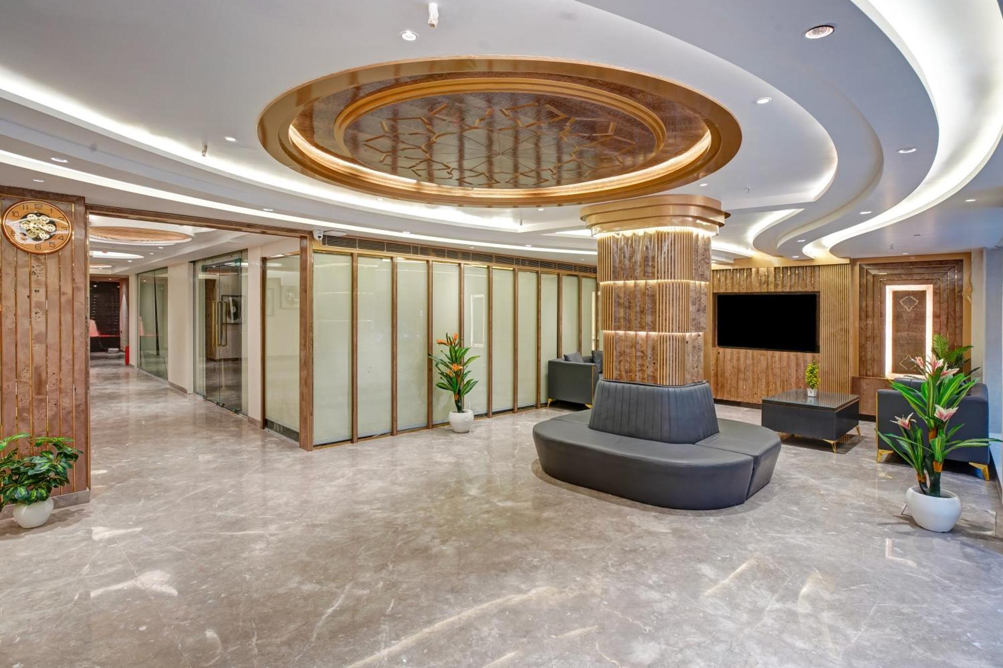 Newly Built Gold The Royal With Rooftop Restaurant - 2mins Walk From Rail Station & 5mins From Connaught Place 4* New Delhi