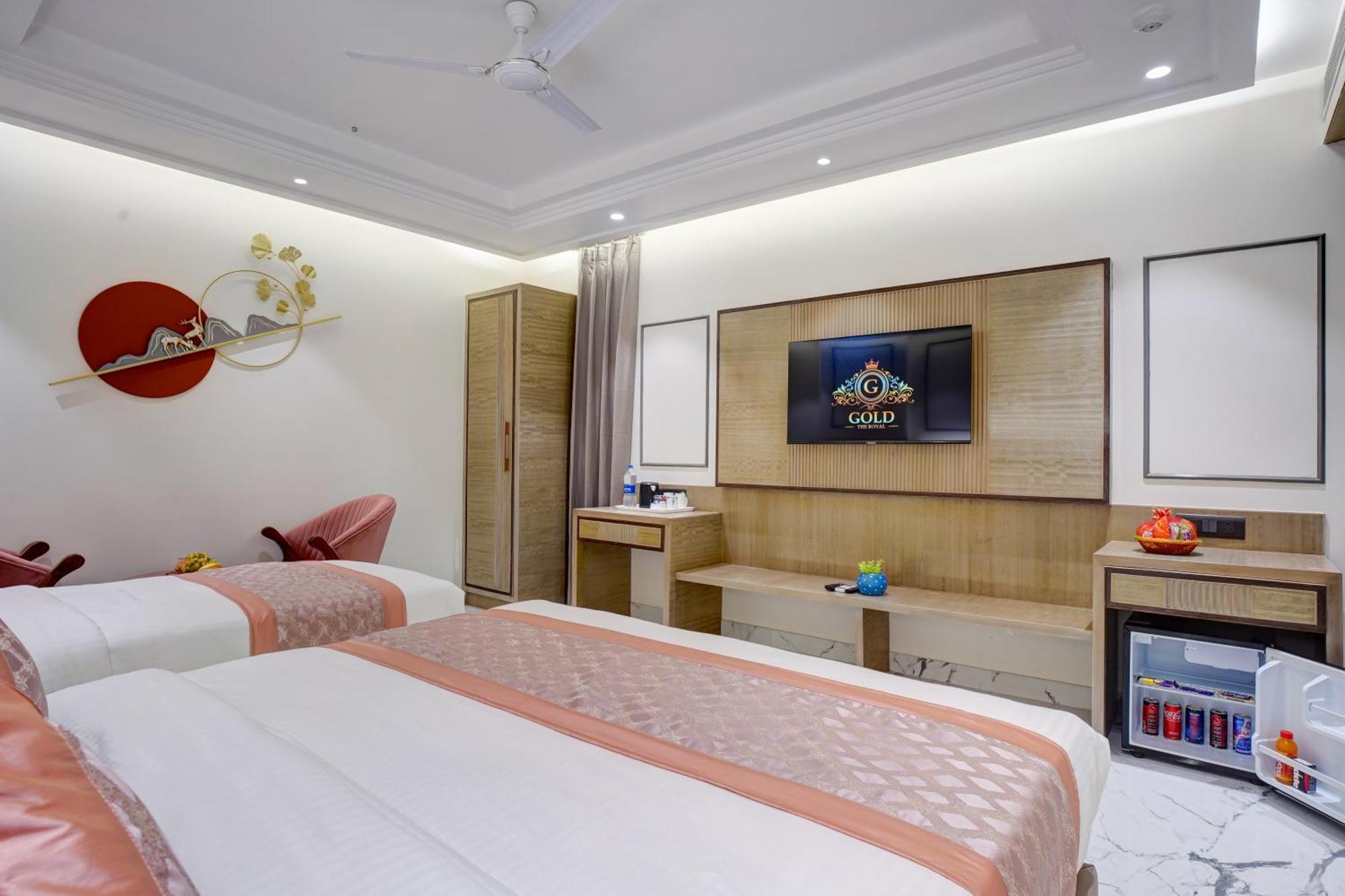 Newly Built Gold The Royal With Rooftop Restaurant - 2mins Walk From Rail Station & 5mins From Connaught Place 4*