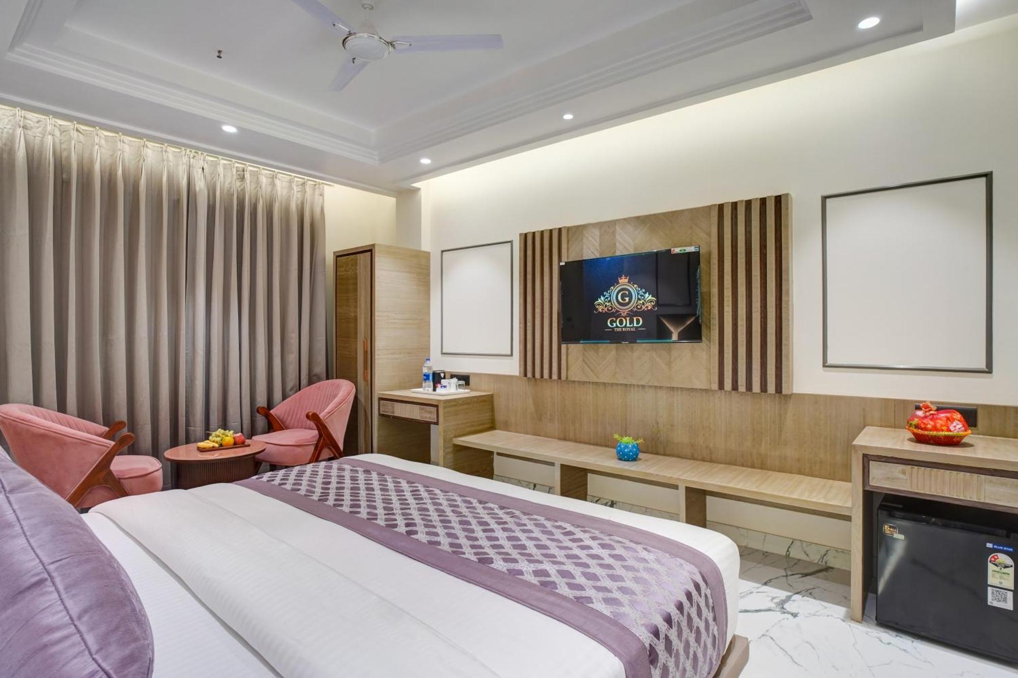 Newly Built Gold The Royal With Rooftop Restaurant - 2mins Walk From Rail Station & 5mins From Connaught Place 4*