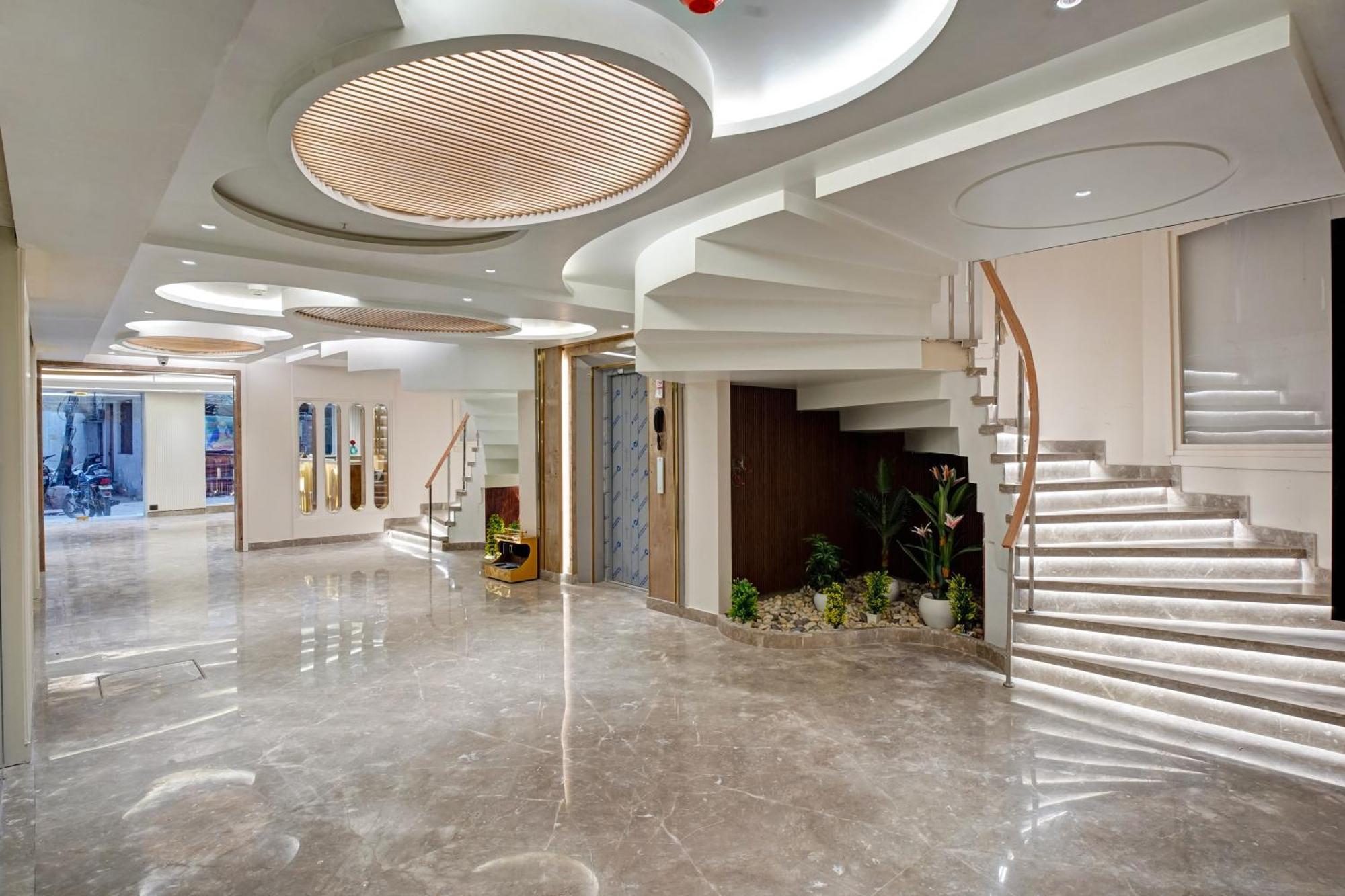Newly Built Gold The Royal With Rooftop Restaurant - 2mins Walk From Rail Station & 5mins From Connaught Place 4* New Delhi