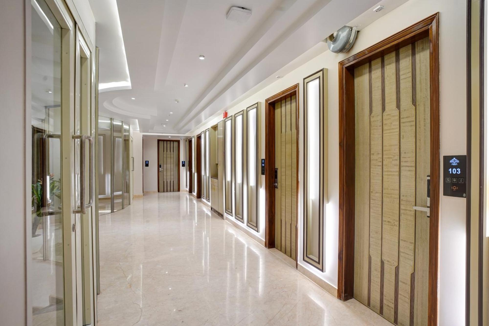 Newly Built Gold The Royal With Rooftop Restaurant - 2mins Walk From Rail Station & 5mins From Connaught Place