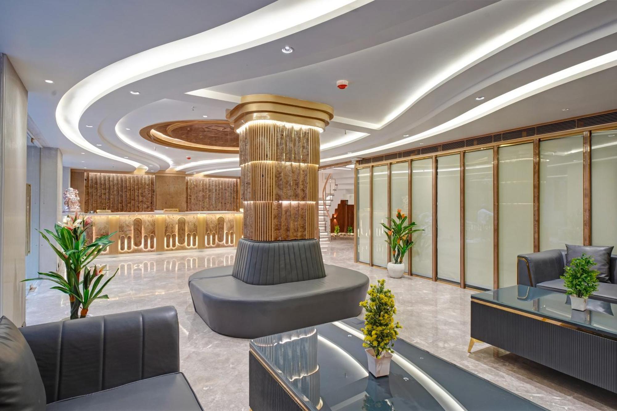 Hotel Newly Built Gold The Royal With Rooftop Restaurant - 2mins Walk From Rail Station & 5mins From Connaught Place