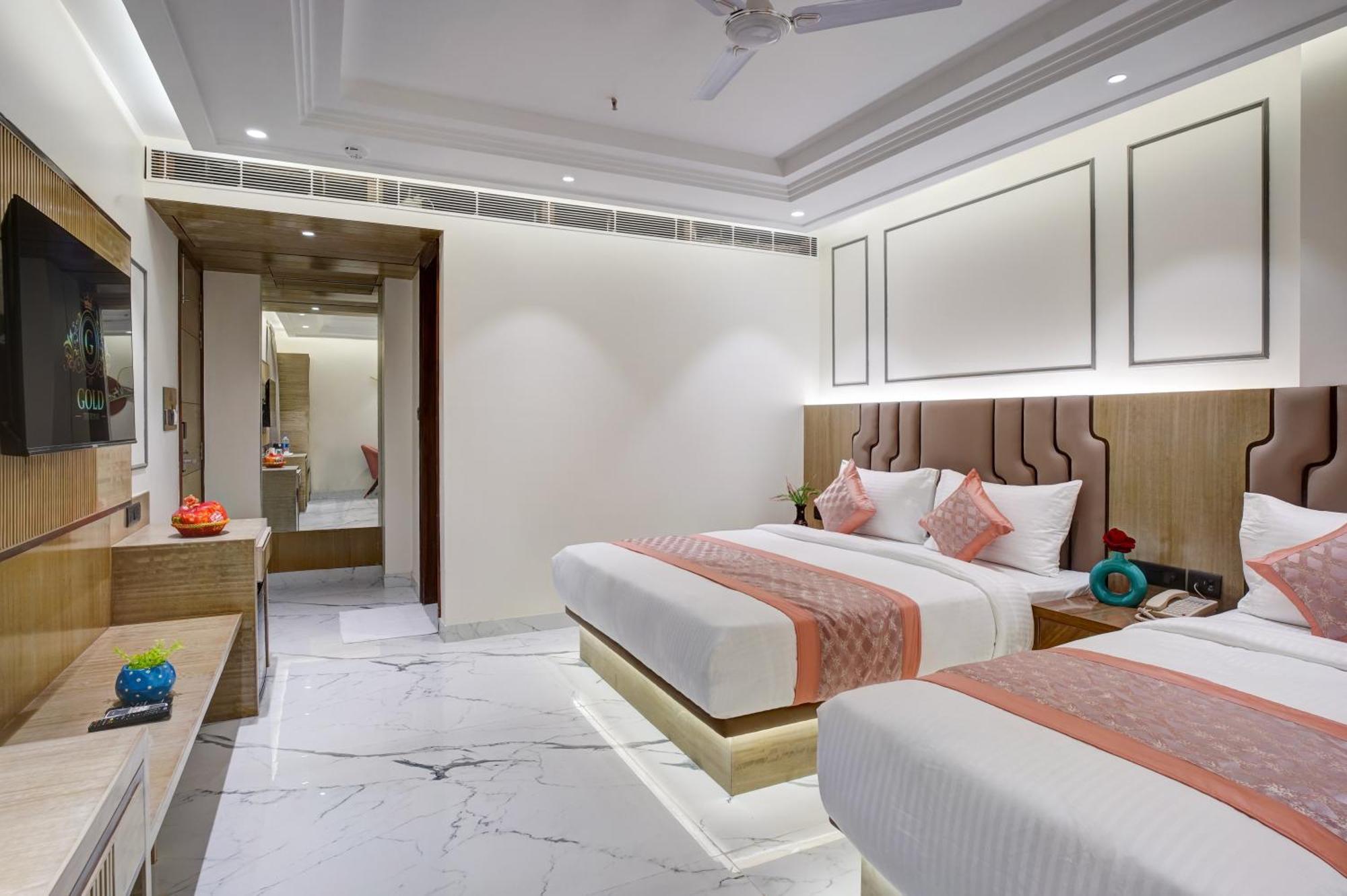 Newly Built Gold The Royal With Rooftop Restaurant - 2mins Walk From Rail Station & 5mins From Connaught Place New Delhi