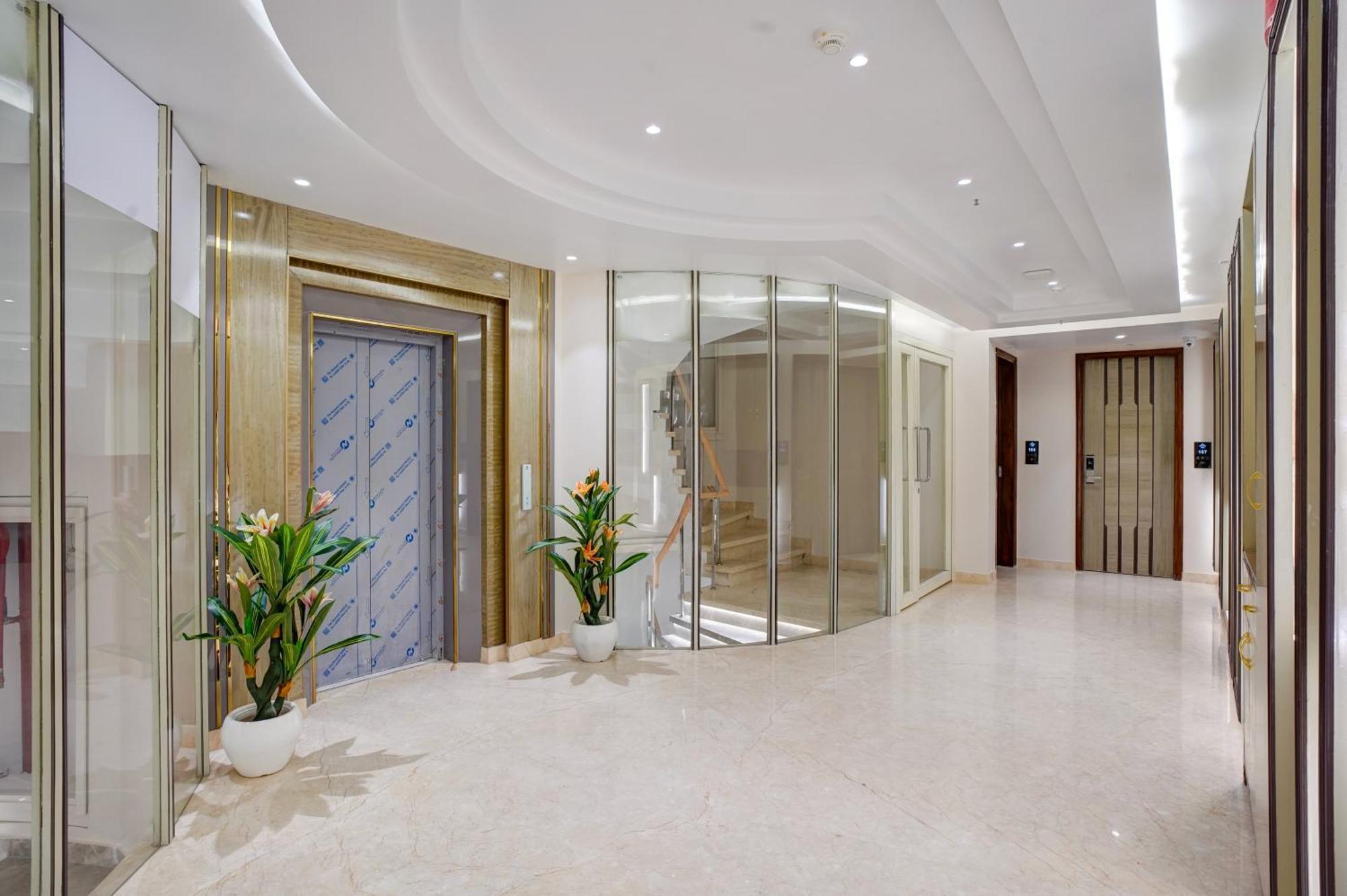 Newly Built Gold The Royal With Rooftop Restaurant - 2mins Walk From Rail Station & 5mins From Connaught Place 4* New Delhi