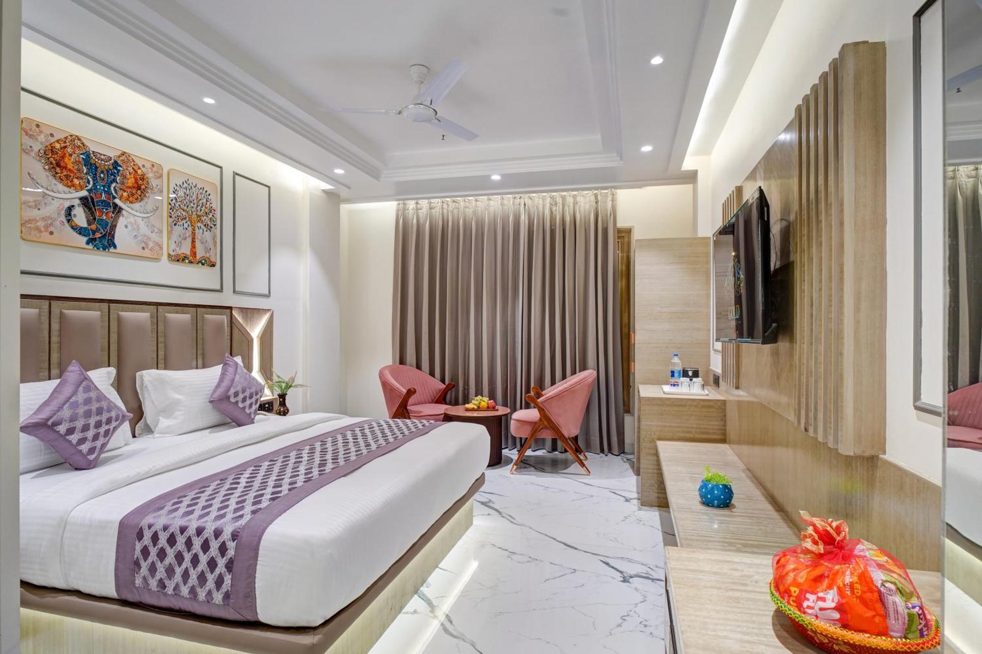 Newly Built Gold The Royal With Rooftop Restaurant - 2mins Walk From Rail Station & 5mins From Connaught Place Hotel New Delhi