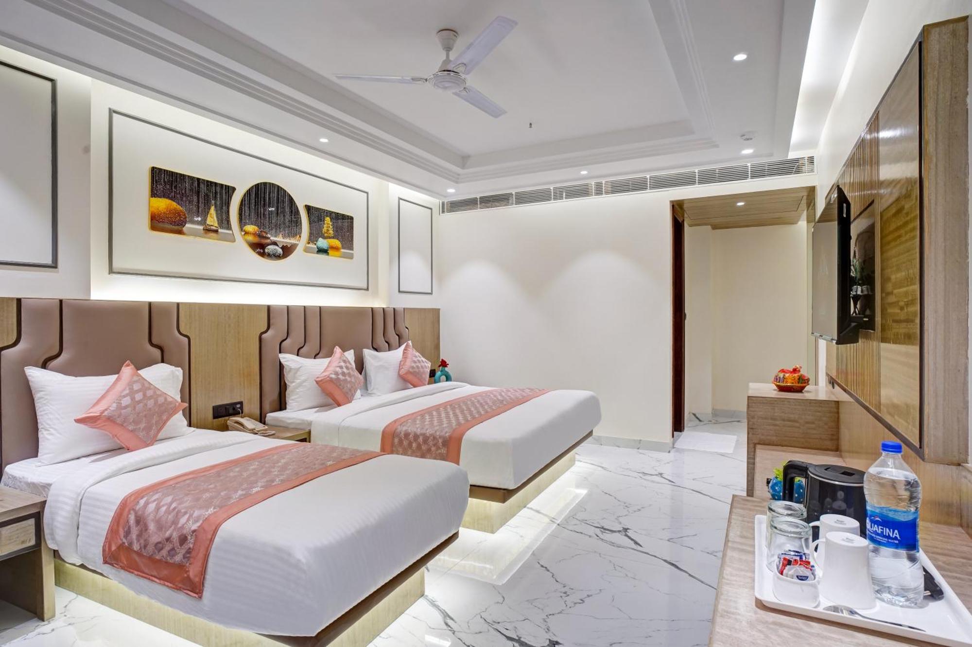 Hotel Newly Built Gold The Royal With Rooftop Restaurant - 2mins Walk From Rail Station & 5mins From Connaught Place New Delhi