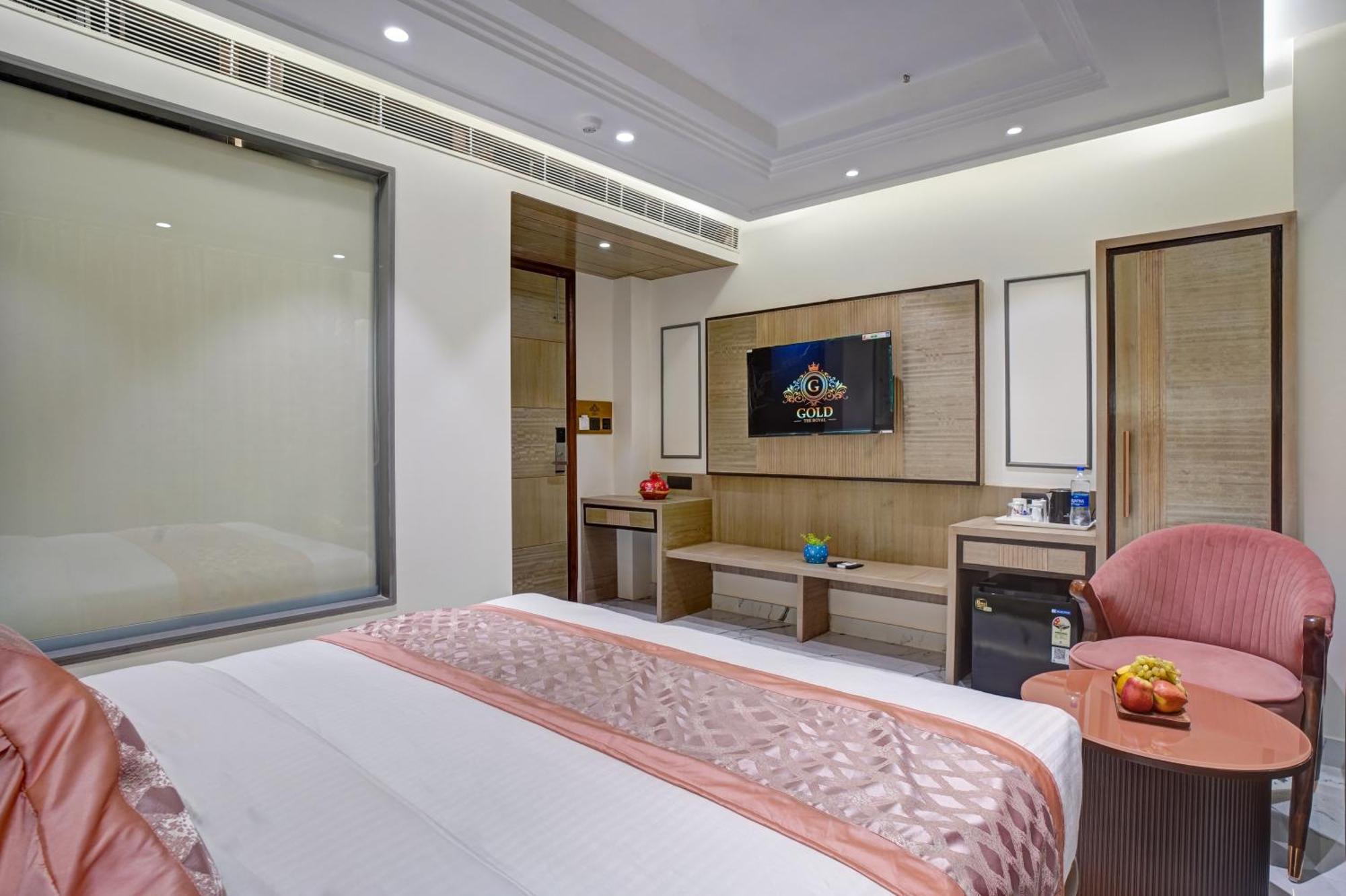 Newly Built Gold The Royal With Rooftop Restaurant - 2mins Walk From Rail Station & 5mins From Connaught Place 4* New Delhi