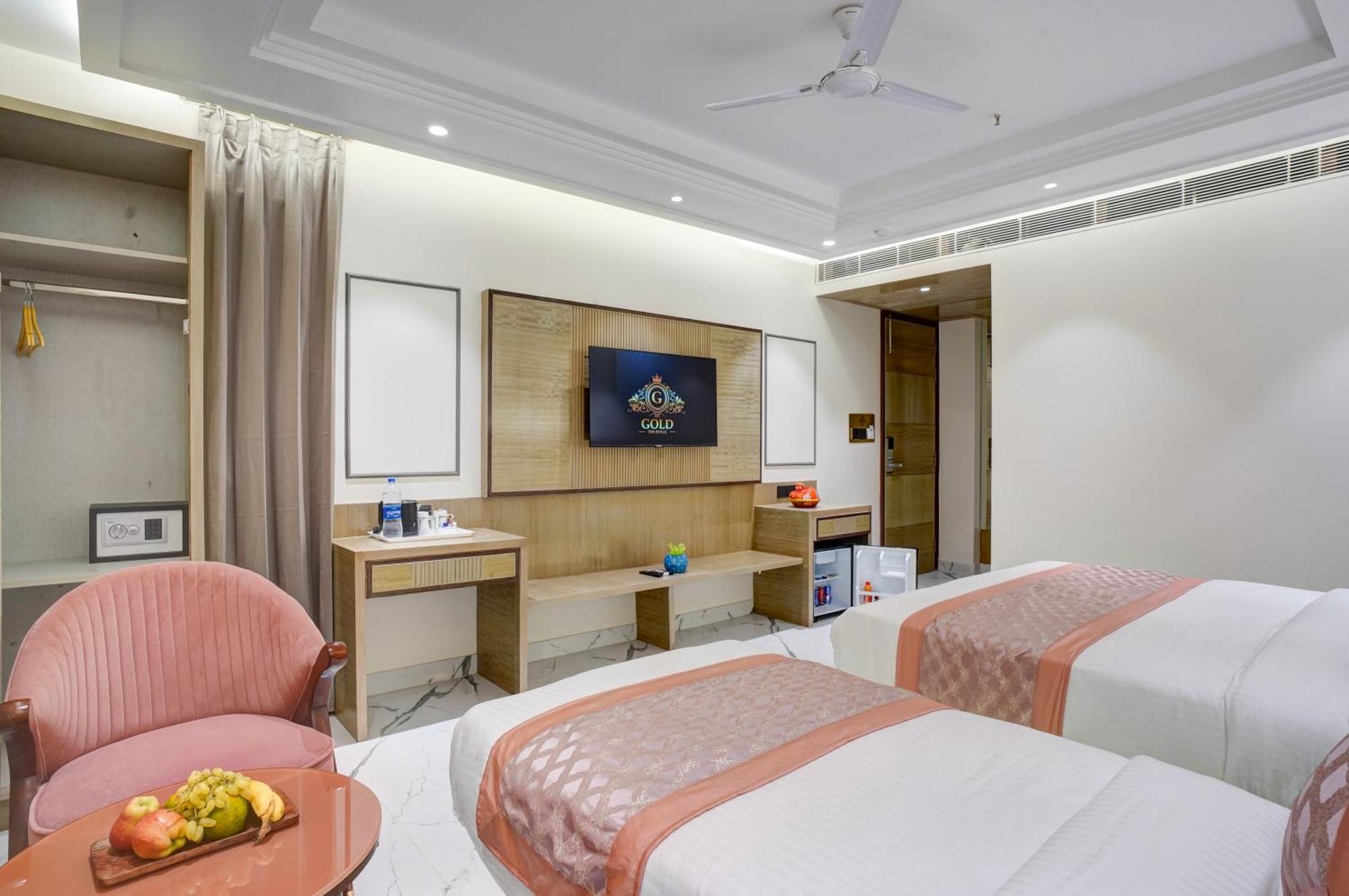 Newly Built Gold The Royal With Rooftop Restaurant - 2mins Walk From Rail Station & 5mins From Connaught Place