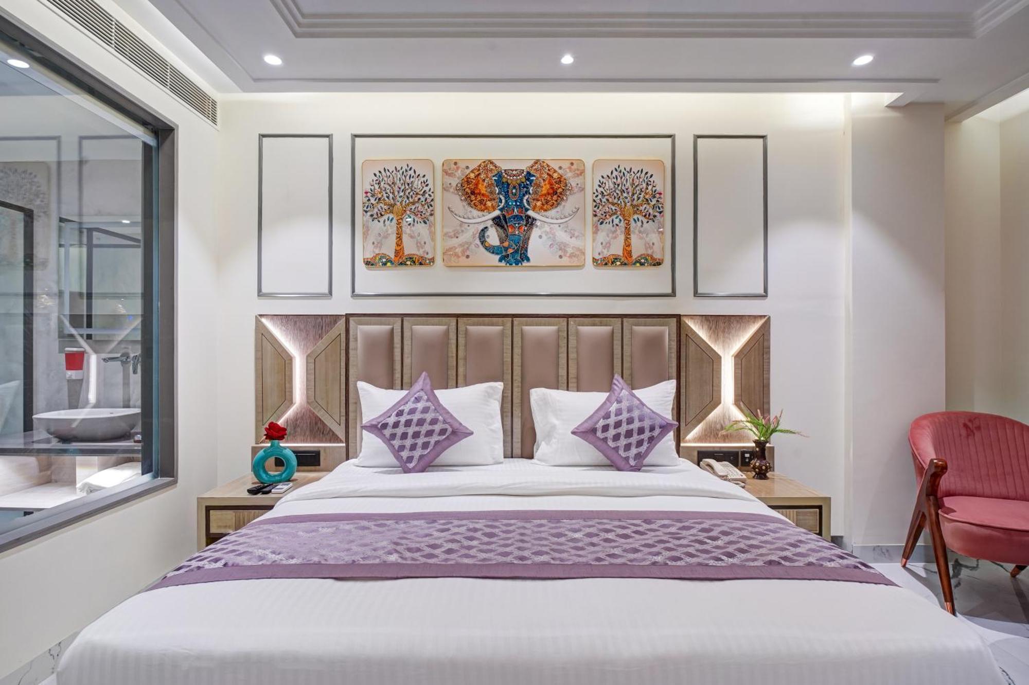 Newly Built Gold The Royal With Rooftop Restaurant - 2mins Walk From Rail Station & 5mins From Connaught Place 4*