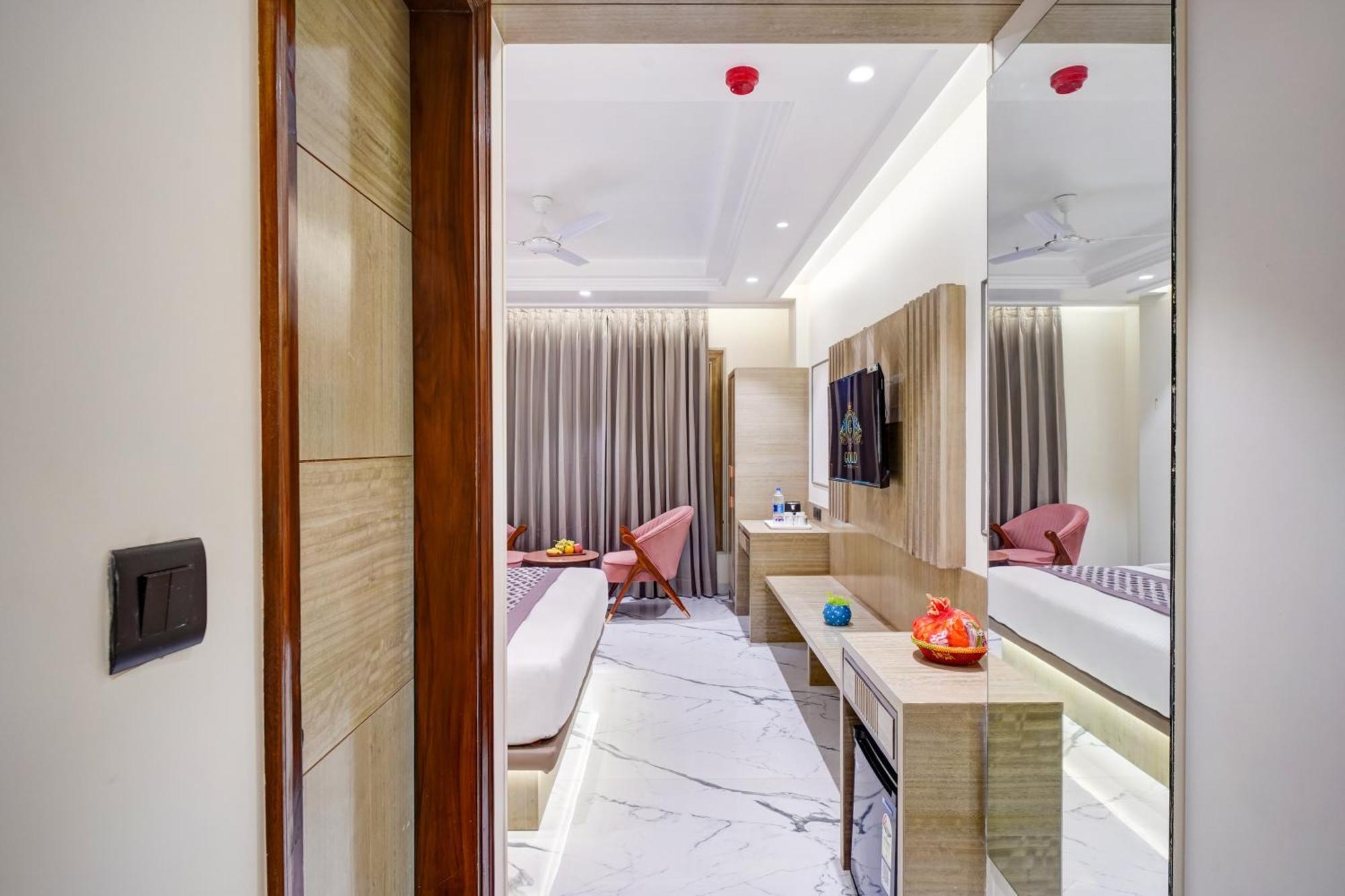 Newly Built Gold The Royal With Rooftop Restaurant - 2mins Walk From Rail Station & 5mins From Connaught Place
