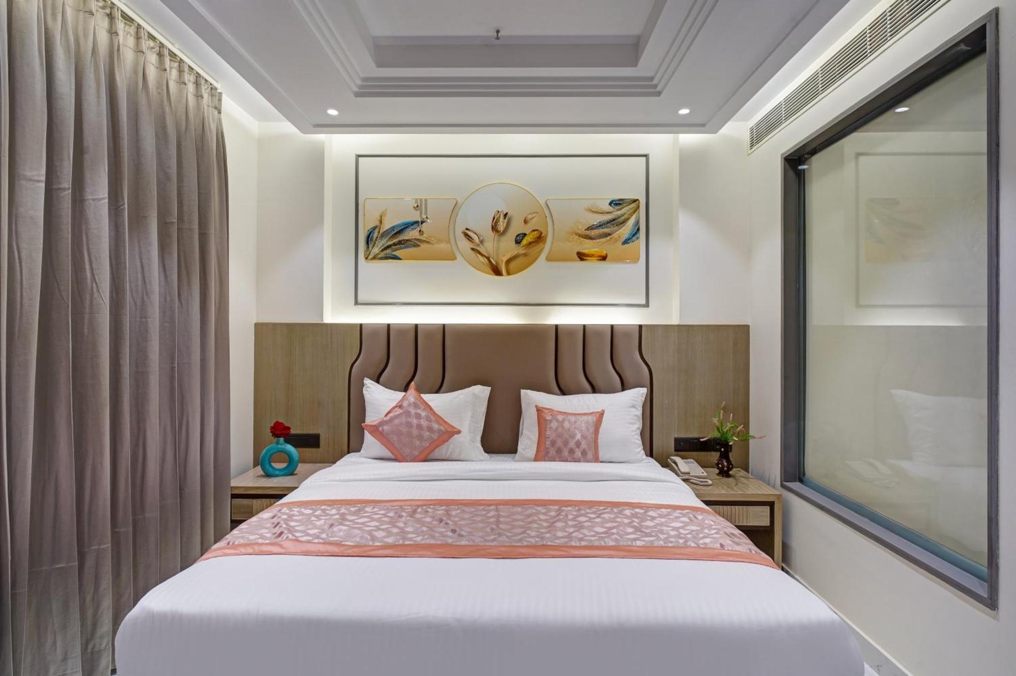 Newly Built Gold The Royal With Rooftop Restaurant - 2mins Walk From Rail Station & 5mins From Connaught Place Hotel