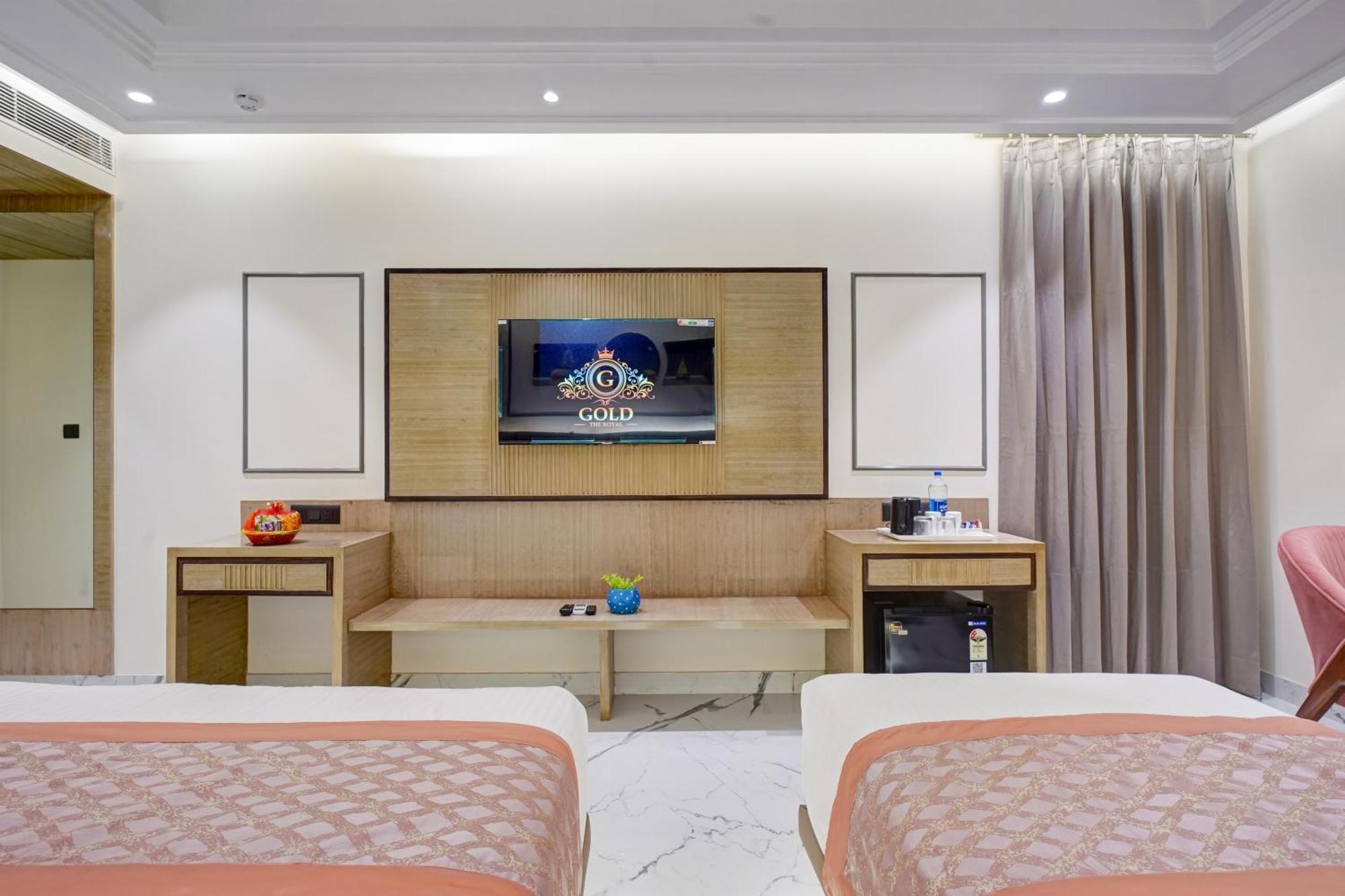 Newly Built Gold The Royal With Rooftop Restaurant - 2mins Walk From Rail Station & 5mins From Connaught Place New Delhi