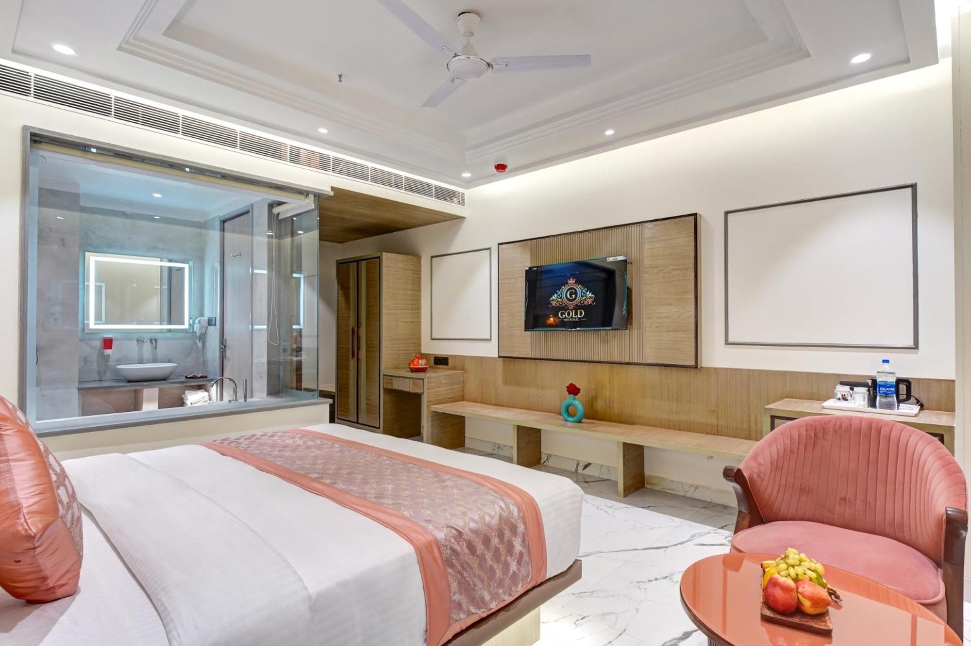 Newly Built Gold The Royal With Rooftop Restaurant - 2mins Walk From Rail Station & 5mins From Connaught Place 4* Nova Deli