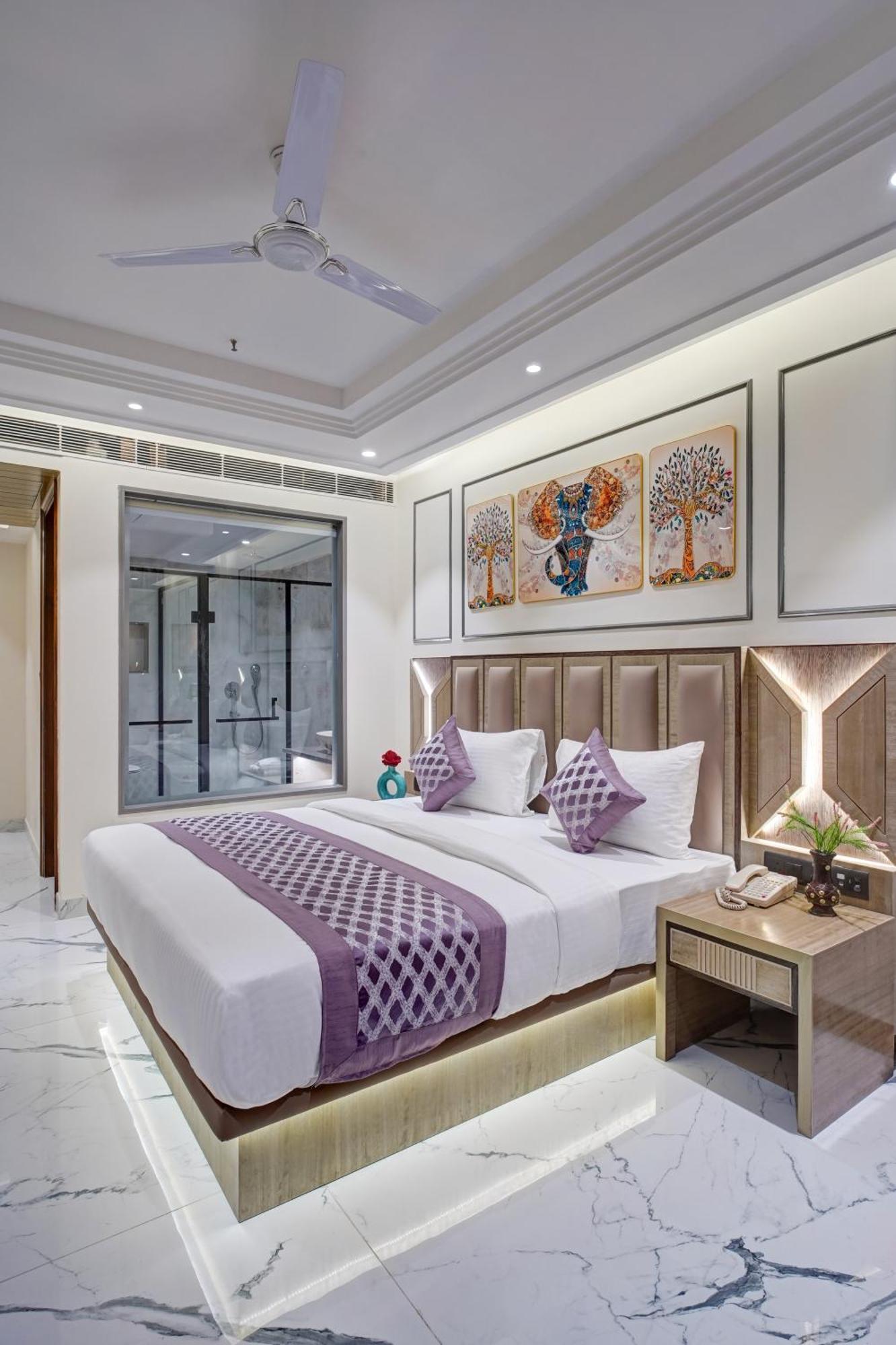 Newly Built Gold The Royal With Rooftop Restaurant - 2mins Walk From Rail Station & 5mins From Connaught Place