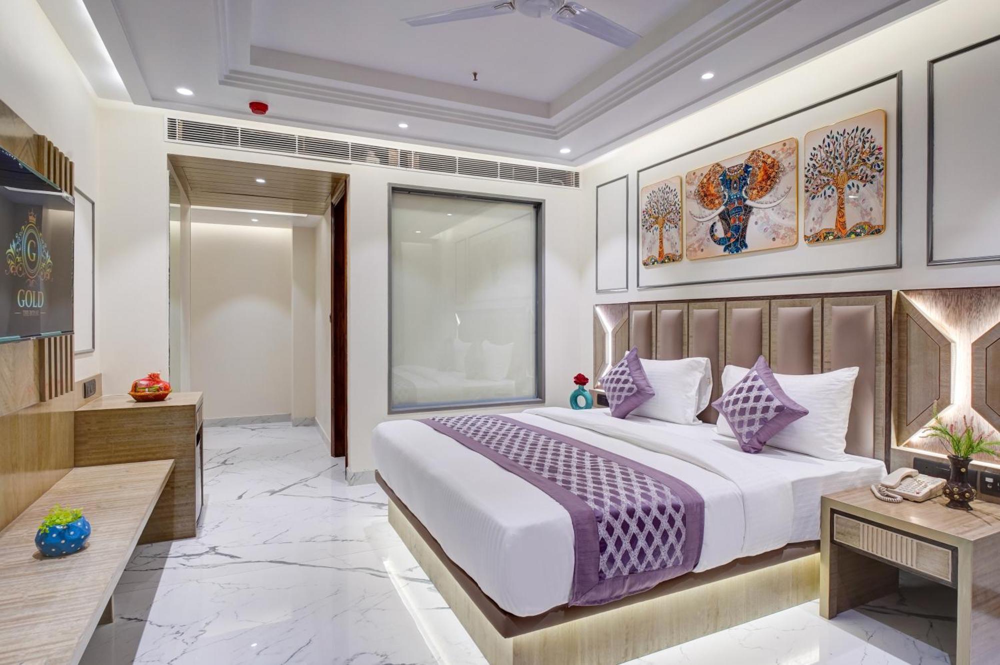 Newly Built Gold The Royal With Rooftop Restaurant - 2mins Walk From Rail Station & 5mins From Connaught Place Hotel