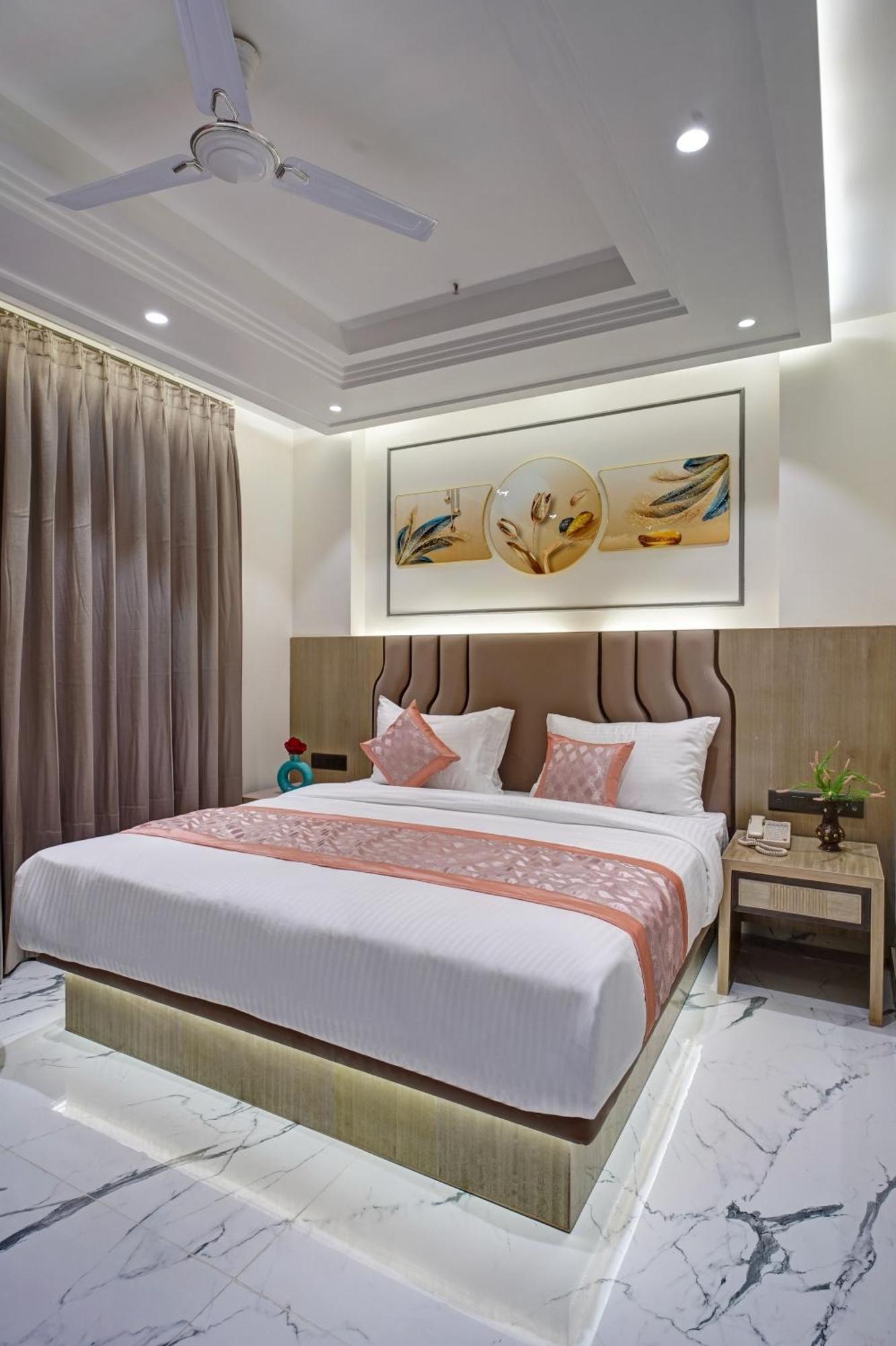 Newly Built Gold The Royal With Rooftop Restaurant - 2mins Walk From Rail Station & 5mins From Connaught Place Hotel 4*