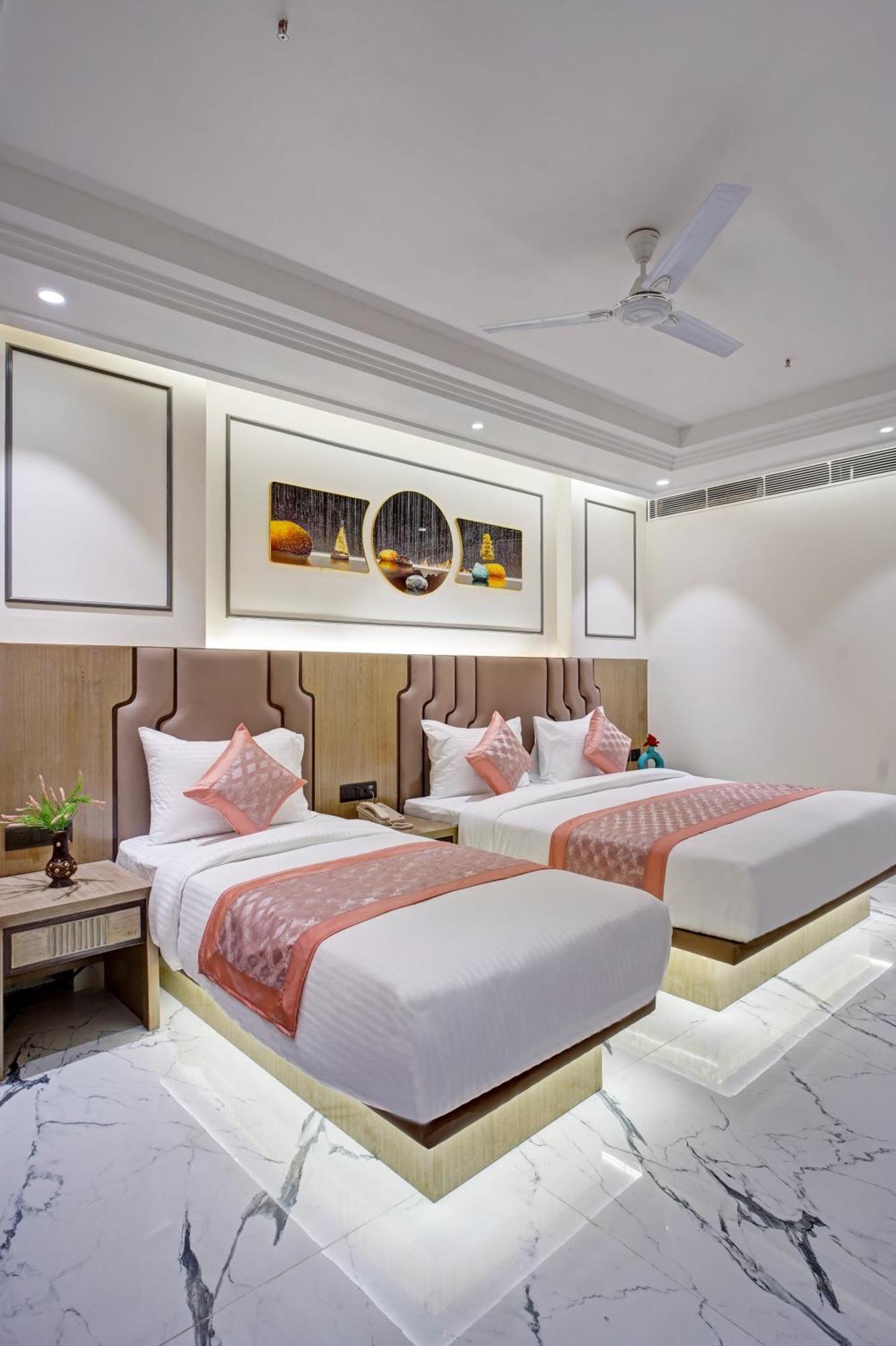 Newly Built Gold The Royal With Rooftop Restaurant - 2mins Walk From Rail Station & 5mins From Connaught Place 4*