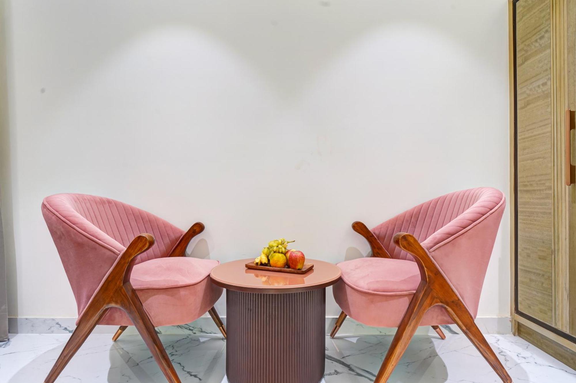 Newly Built Gold The Royal With Rooftop Restaurant - 2mins Walk From Rail Station & 5mins From Connaught Place New Delhi