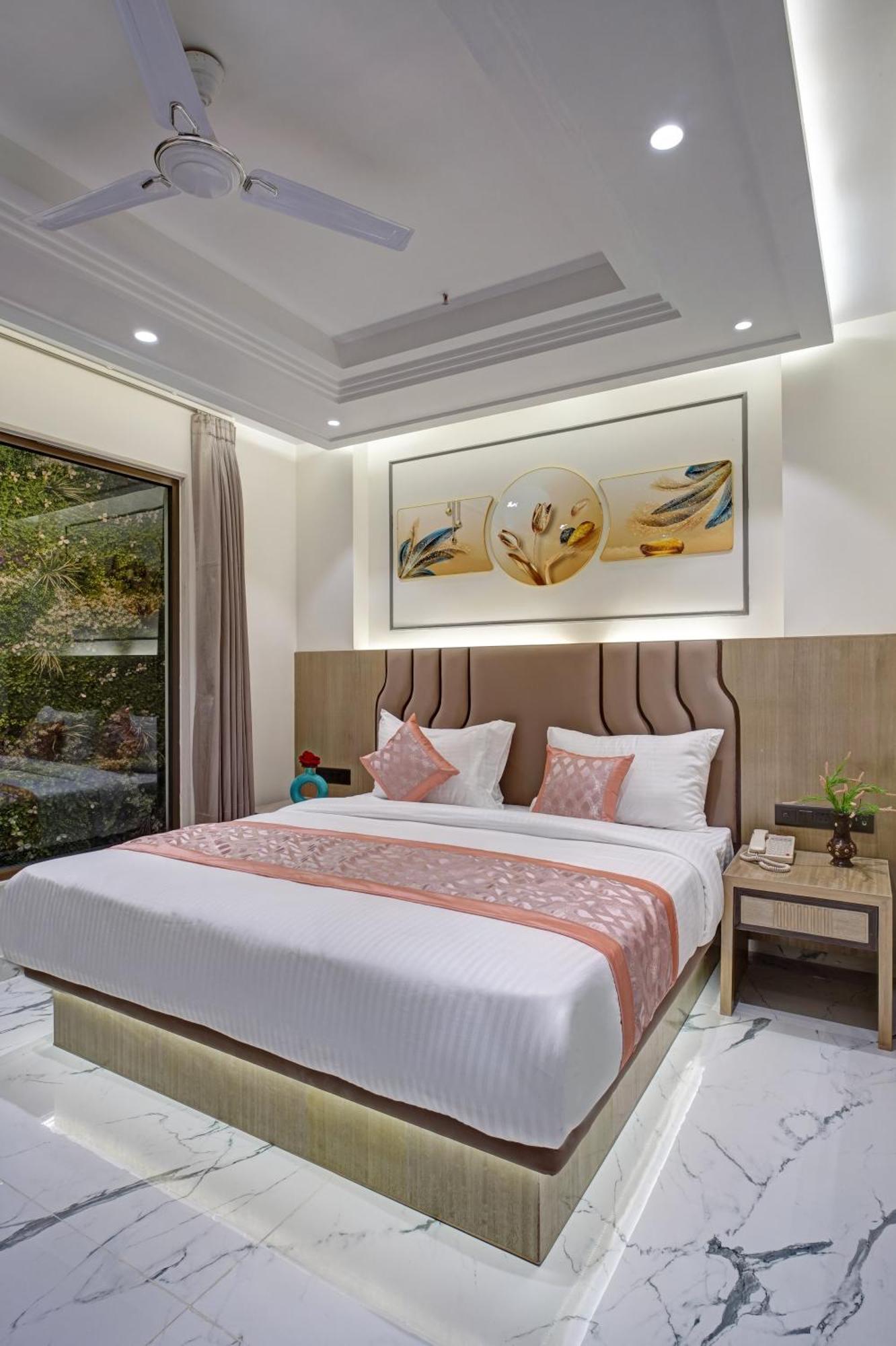 Newly Built Gold The Royal With Rooftop Restaurant - 2mins Walk From Rail Station & 5mins From Connaught Place Hotel
