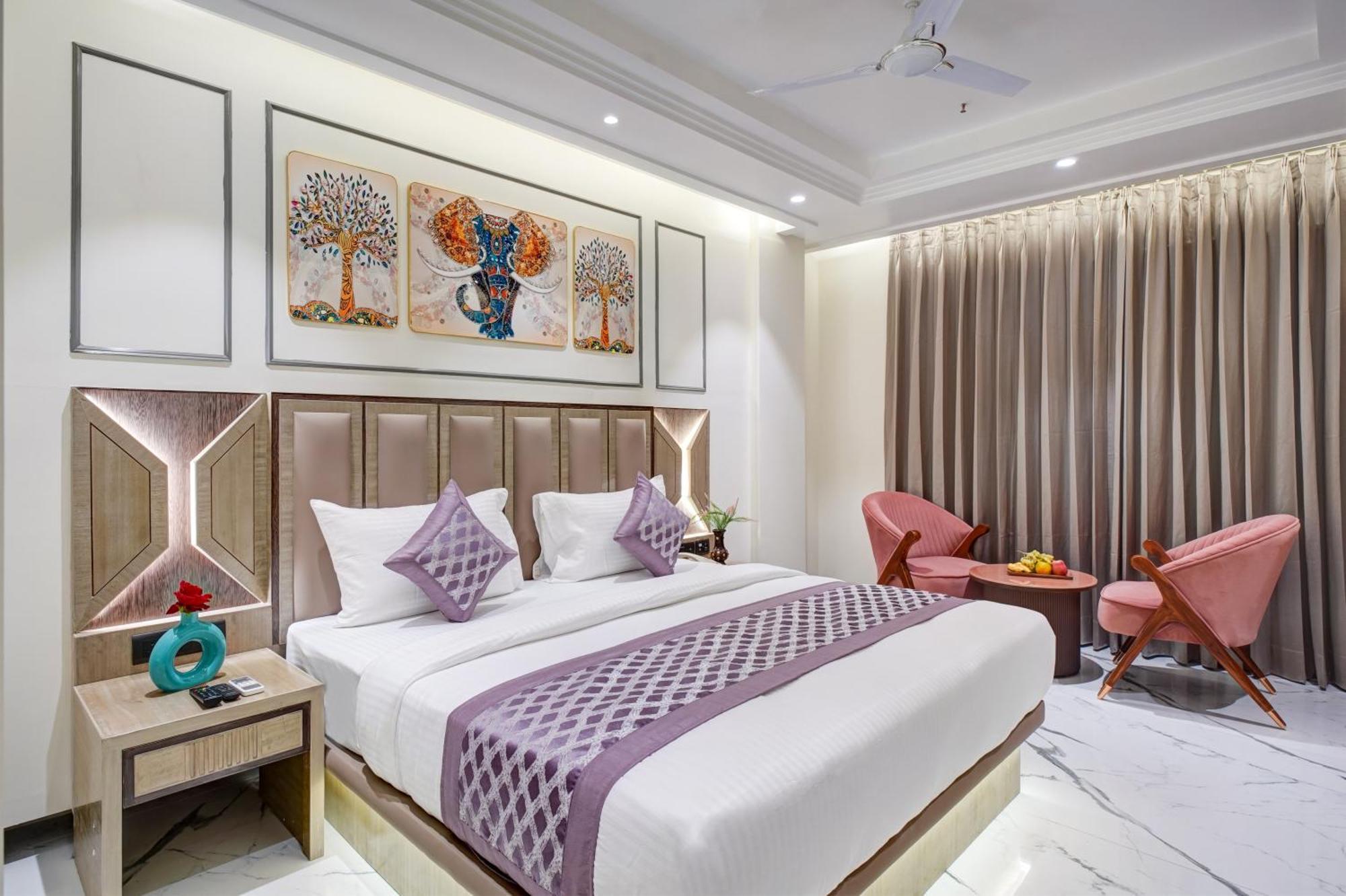 Newly Built Gold The Royal With Rooftop Restaurant - 2mins Walk From Rail Station & 5mins From Connaught Place Hotel 4*