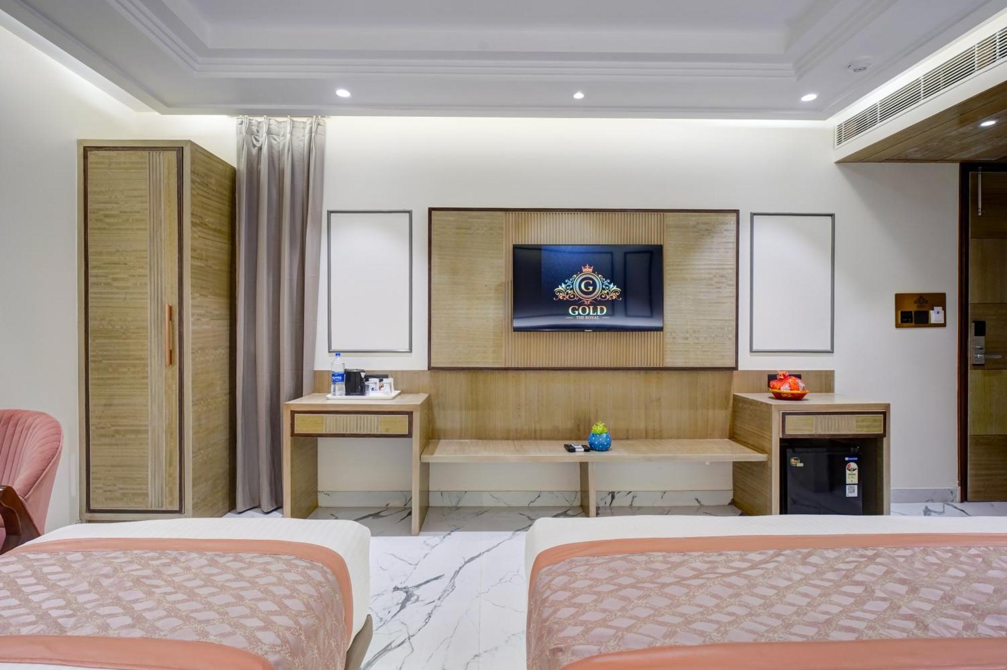 Hotel Newly Built Gold The Royal With Rooftop Restaurant - 2mins Walk From Rail Station & 5mins From Connaught Place 4*