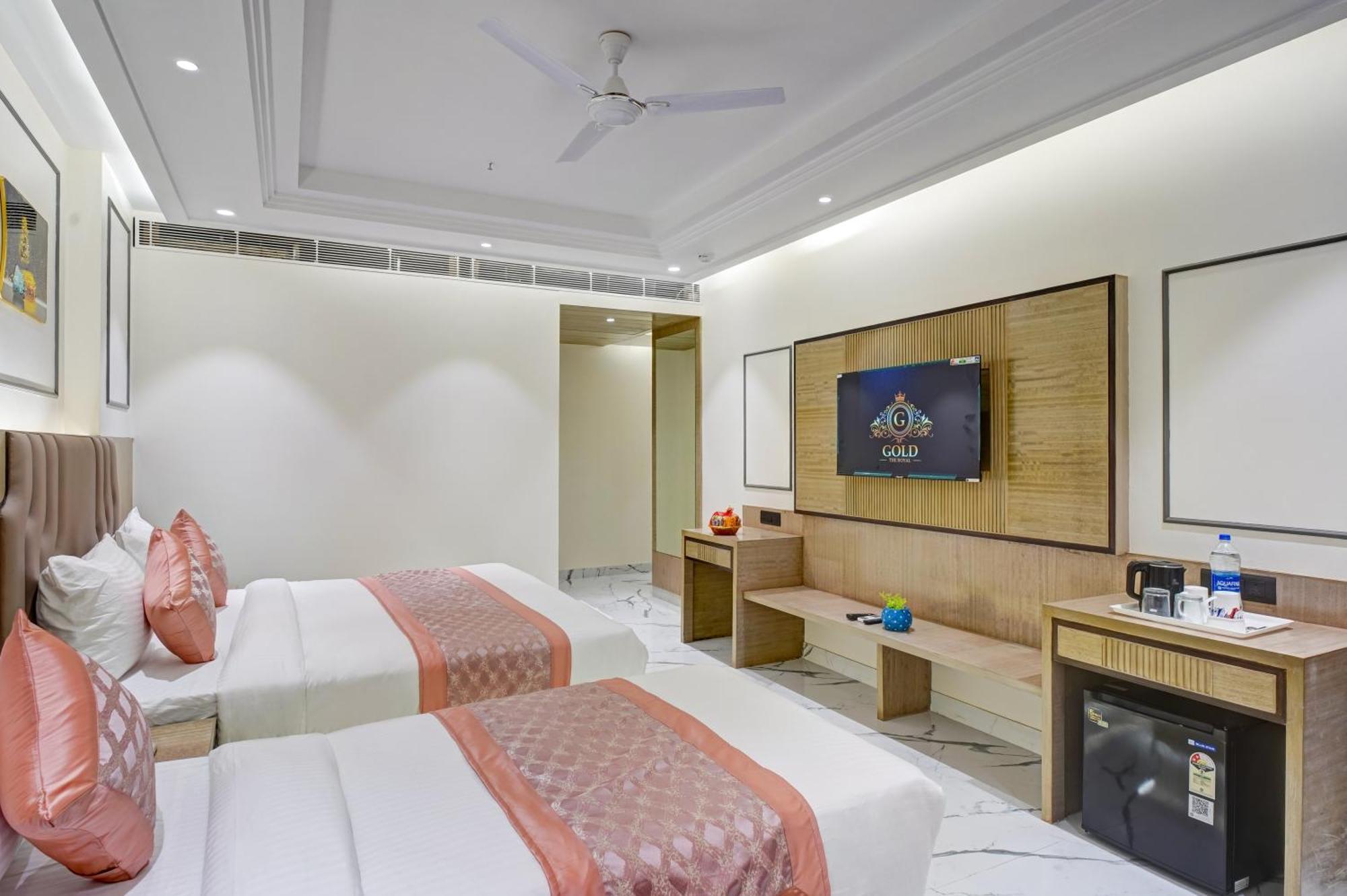 Newly Built Gold The Royal With Rooftop Restaurant - 2mins Walk From Rail Station & 5mins From Connaught Place