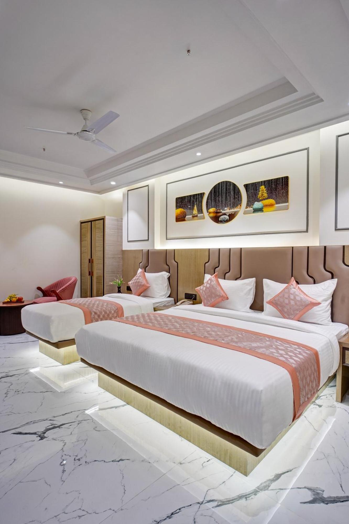 Newly Built Gold The Royal With Rooftop Restaurant - 2mins Walk From Rail Station & 5mins From Connaught Place Hotel 4*