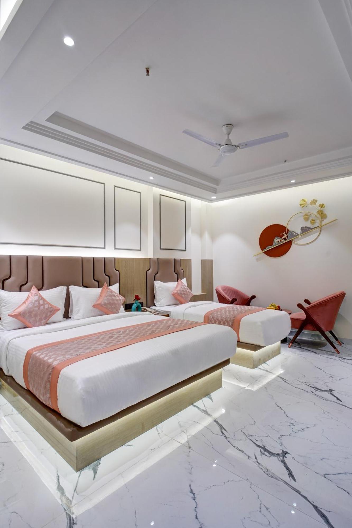 Hotel Newly Built Gold The Royal With Rooftop Restaurant - 2mins Walk From Rail Station & 5mins From Connaught Place 4*