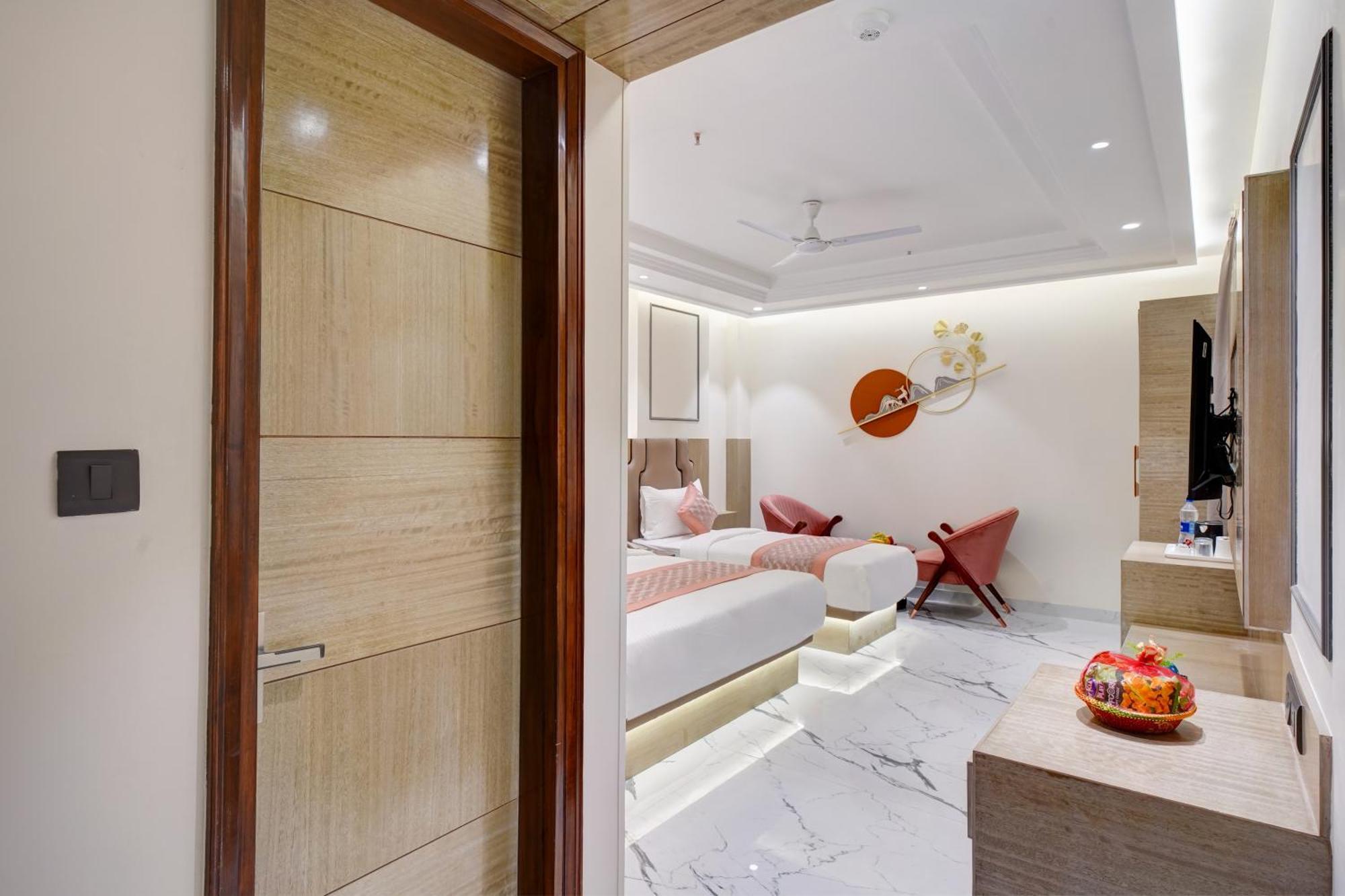 Newly Built Gold The Royal With Rooftop Restaurant - 2mins Walk From Rail Station & 5mins From Connaught Place Hotel 4*