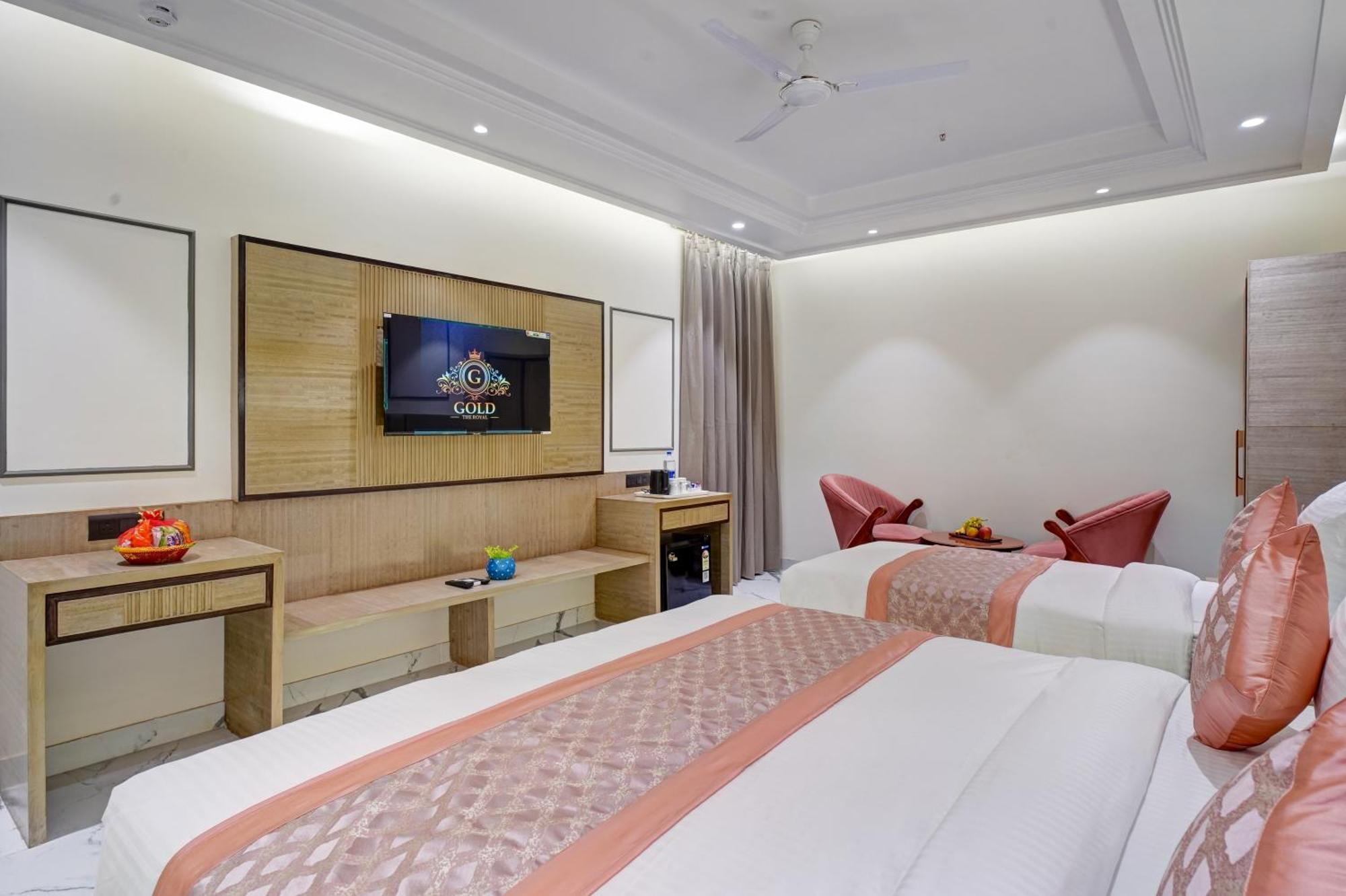 Hotel Newly Built Gold The Royal With Rooftop Restaurant - 2mins Walk From Rail Station & 5mins From Connaught Place