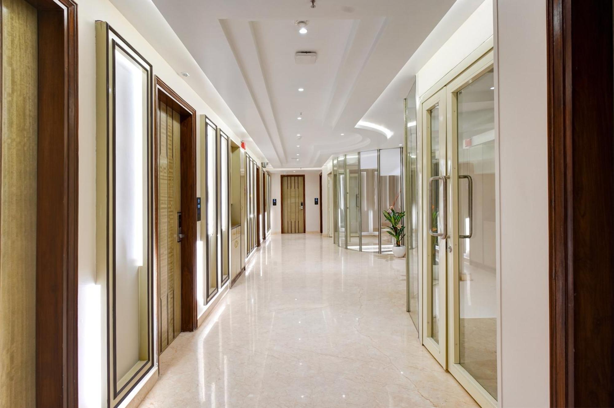 Newly Built Gold The Royal With Rooftop Restaurant - 2mins Walk From Rail Station & 5mins From Connaught Place 4*