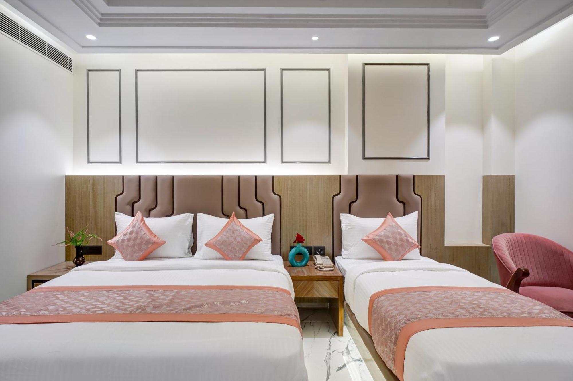Hotel Newly Built Gold The Royal With Rooftop Restaurant - 2mins Walk From Rail Station & 5mins From Connaught Place 4*