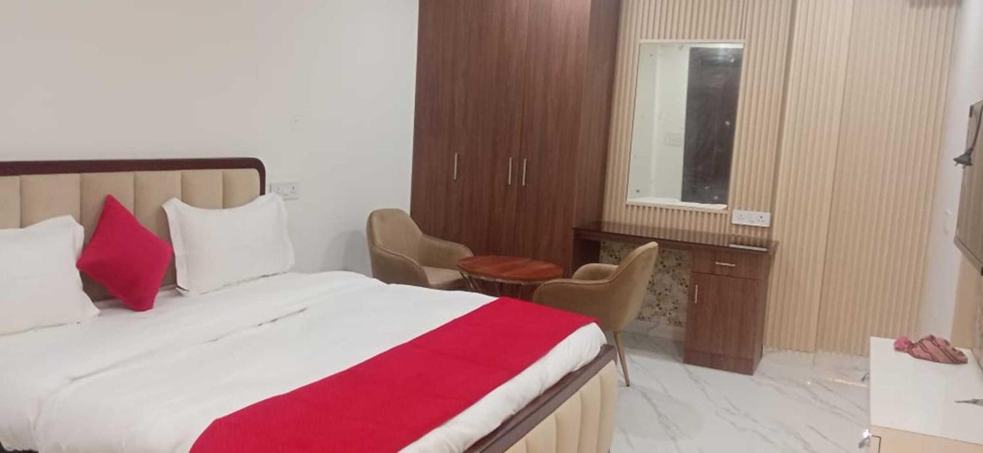 Sunny Retreat Near Karkarduma Court 3*