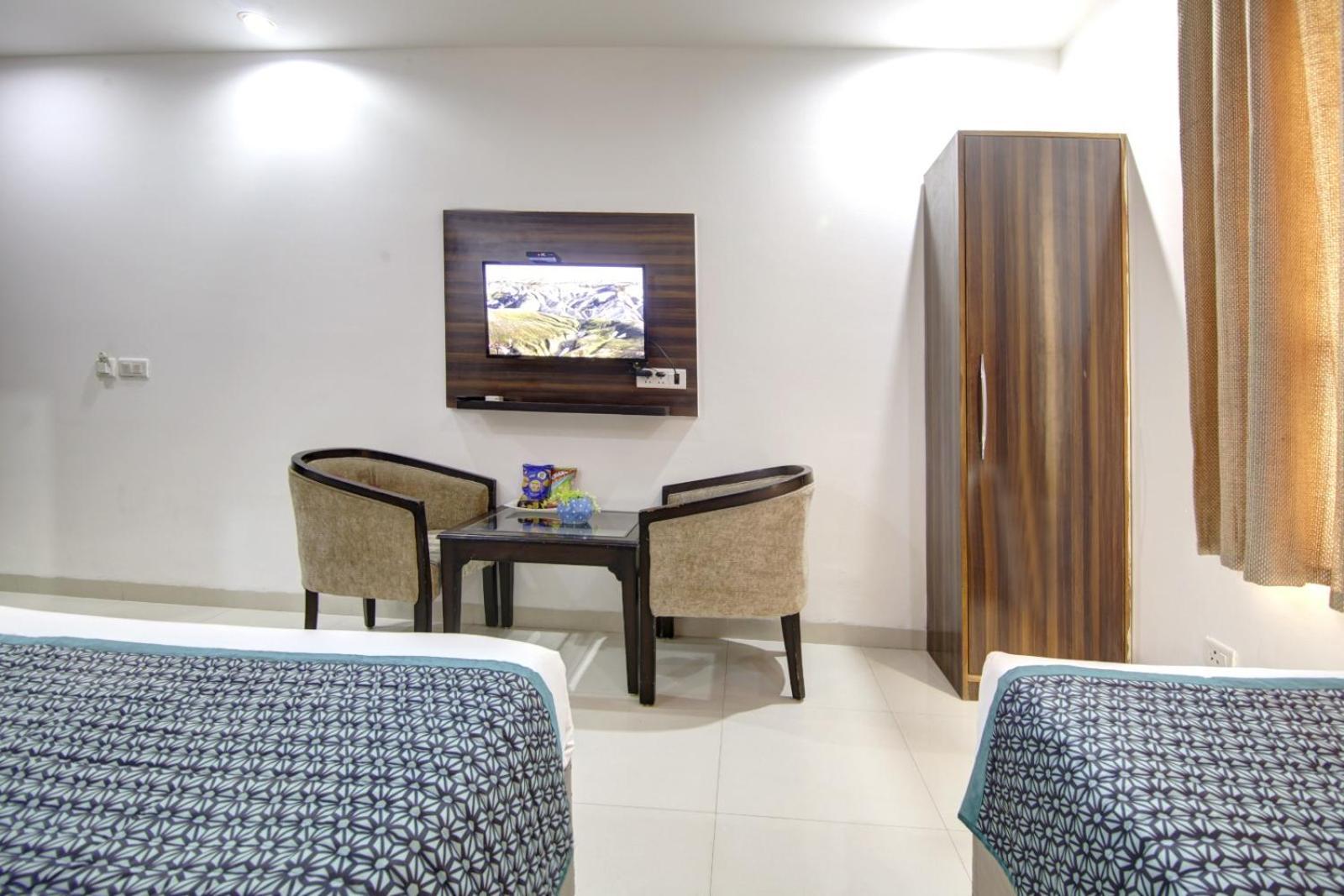 Hotel Devrana Delhi Airport 3*
