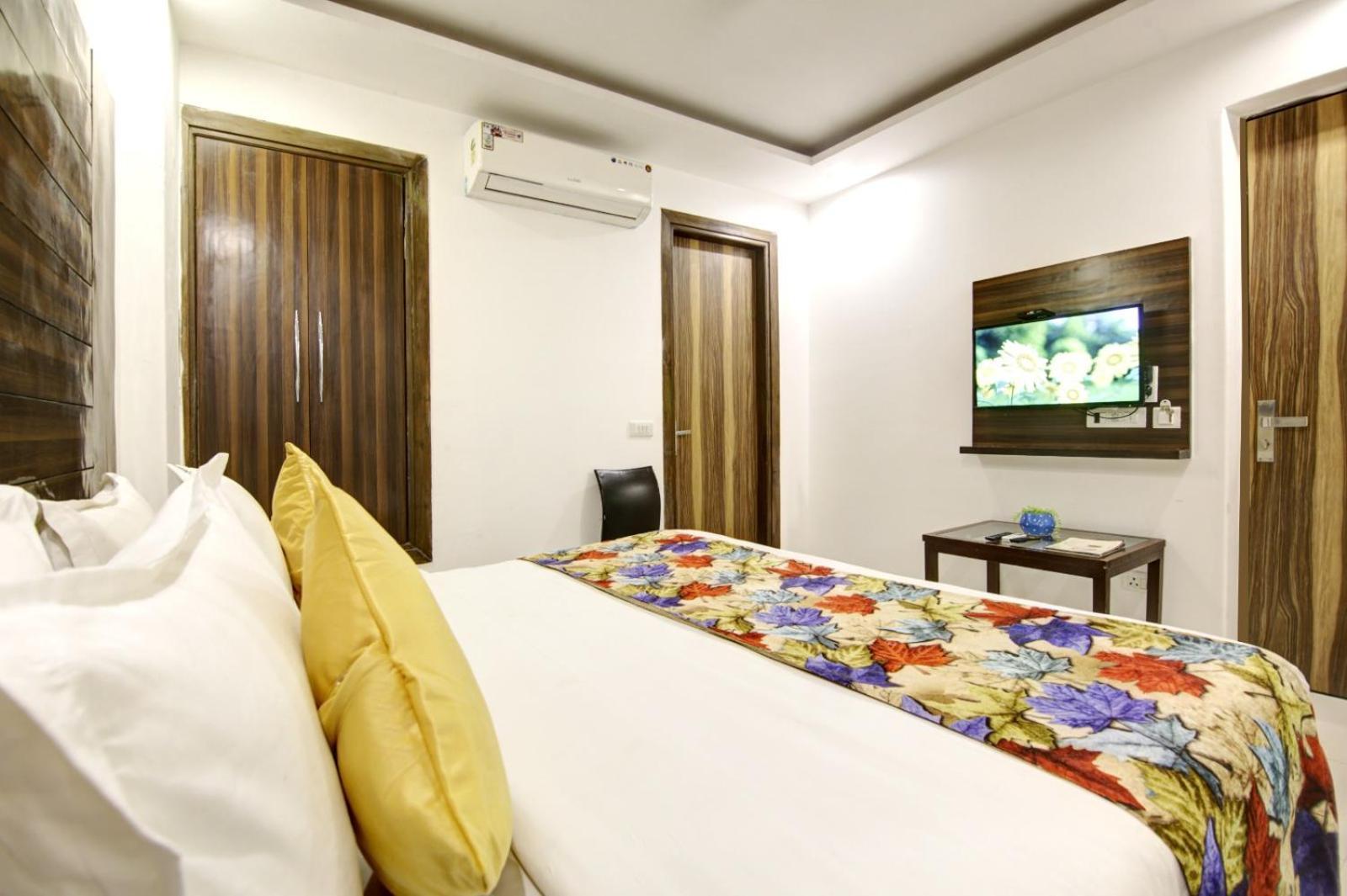 Hotel Devrana Delhi Airport 3*