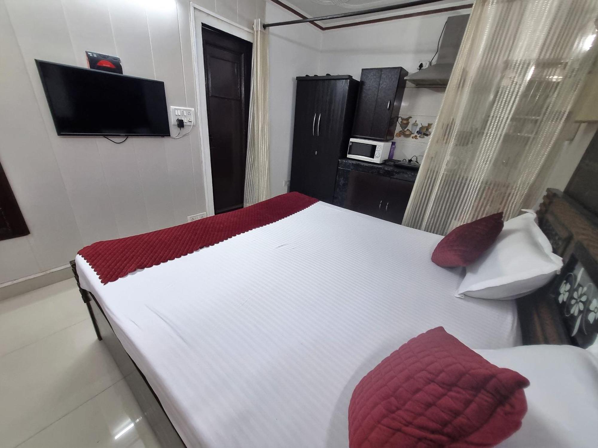 Peaceful With Kitchen Apartment New Delhi