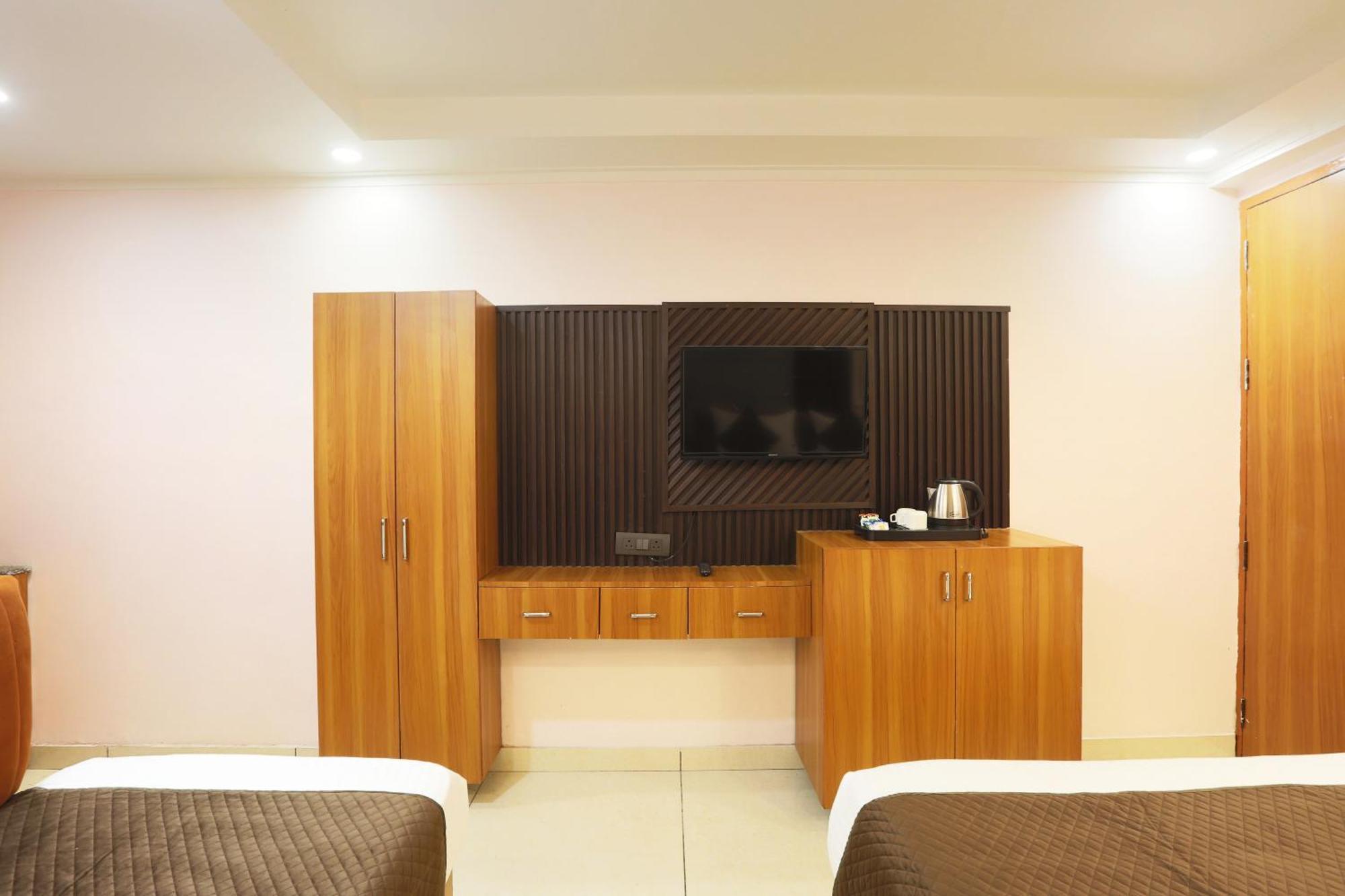 Aerostay Empire Near Igi Airport 4*