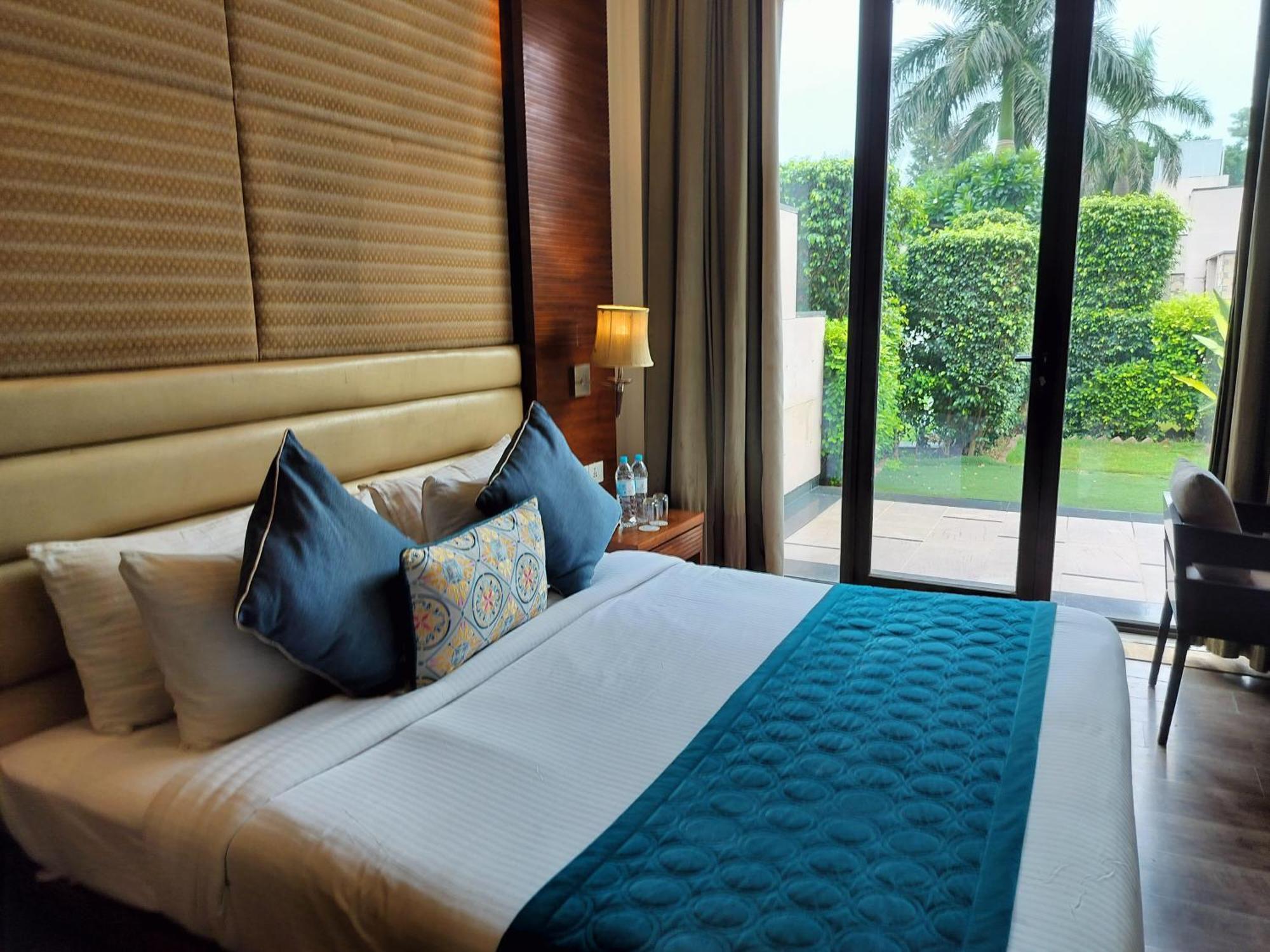 Hotel Oodles Chhattarpur South Delhi 4*