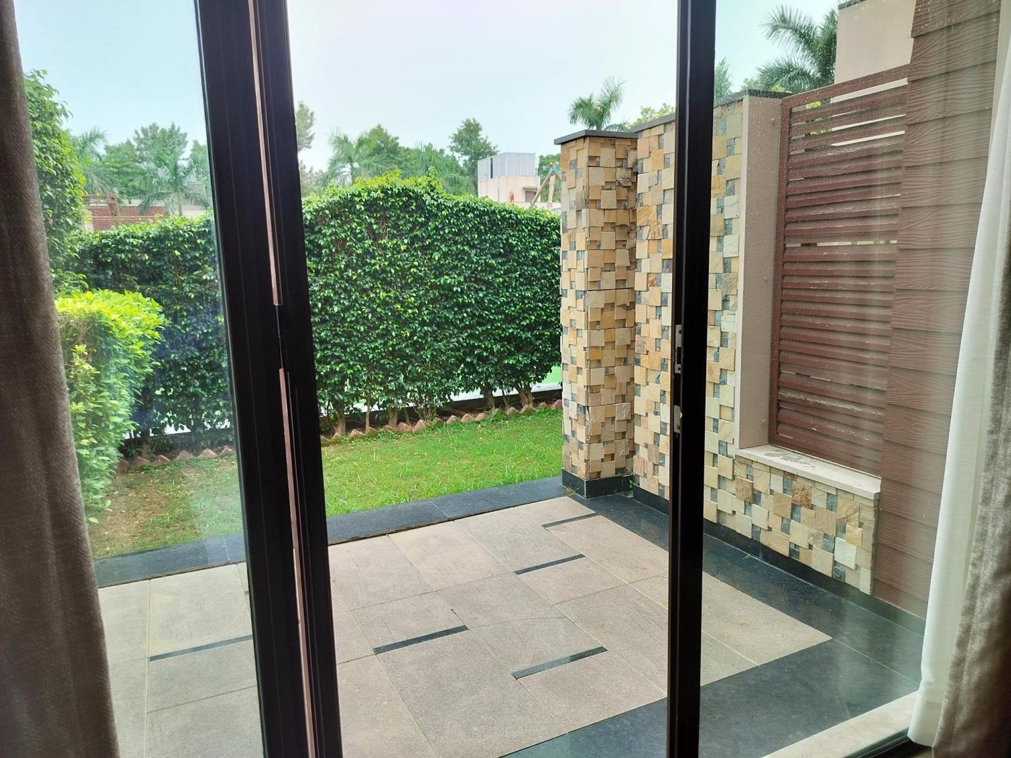 Hotel Oodles Chhattarpur South Delhi 4*