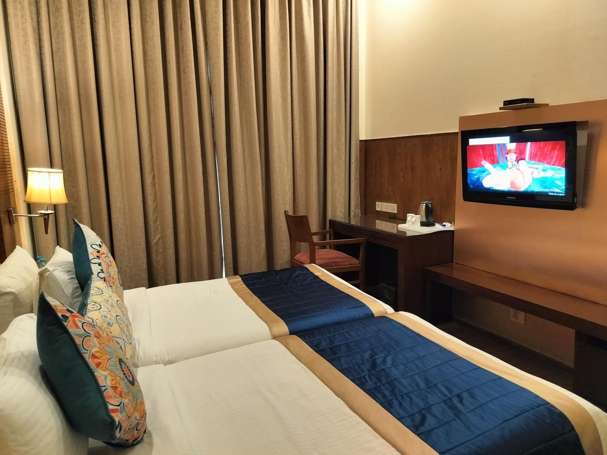 Hotel Oodles Chhattarpur South Delhi 4*