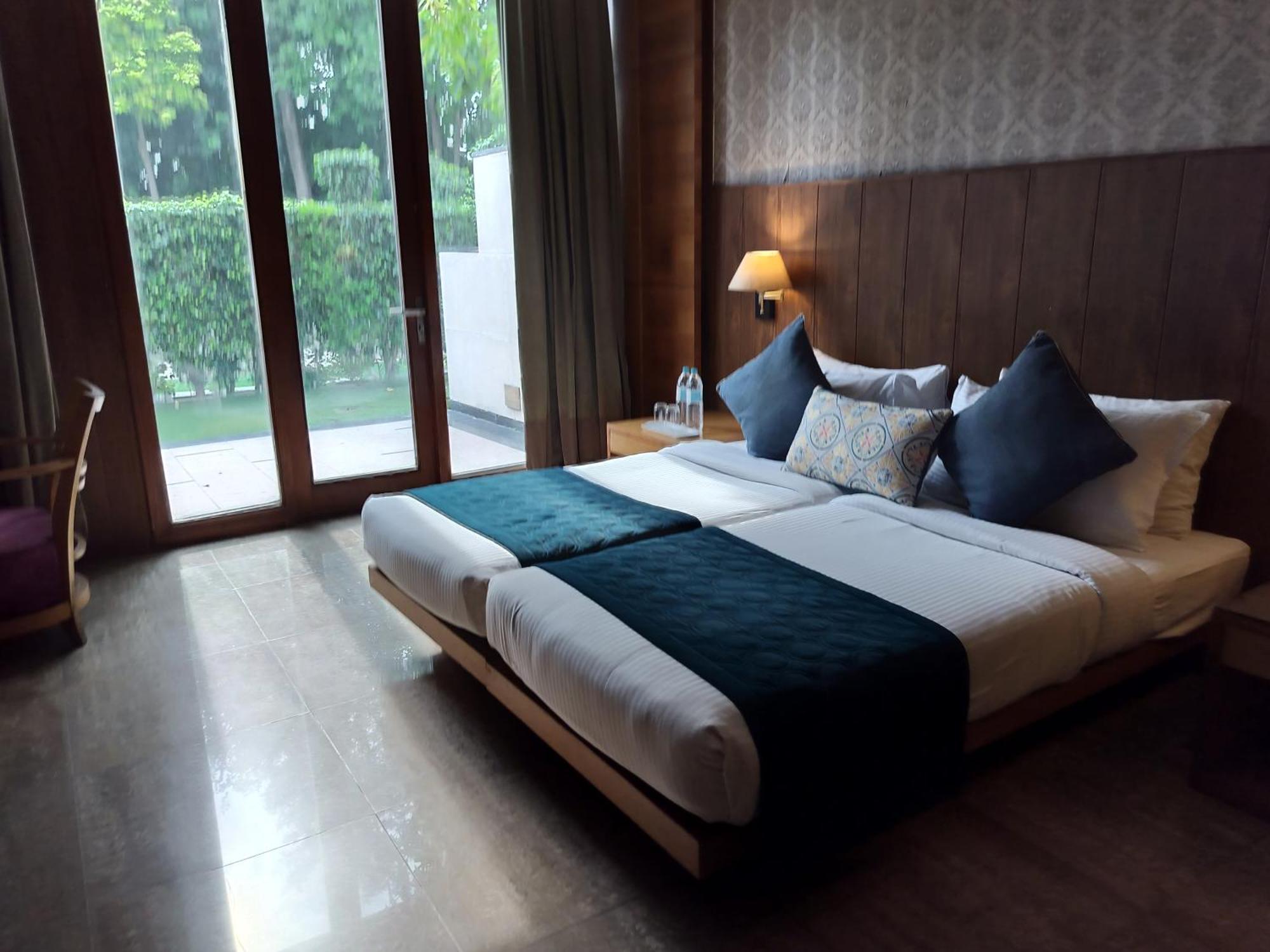 Hotel Oodles Chhattarpur South Delhi 4*